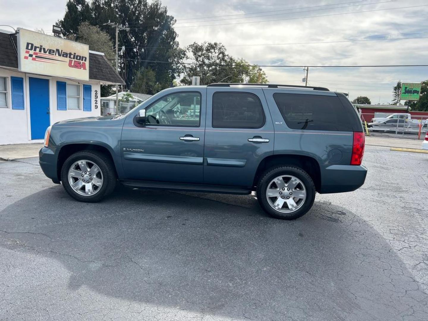 2008 GREEN GMC YUKON DENALI (1GKFC13J58R) with an 5.3L engine, Automatic transmission, located at 2929 9th St. West, Bradenton, 34205, (941) 242-2810, 27.473591, -82.570679 - Photo#6