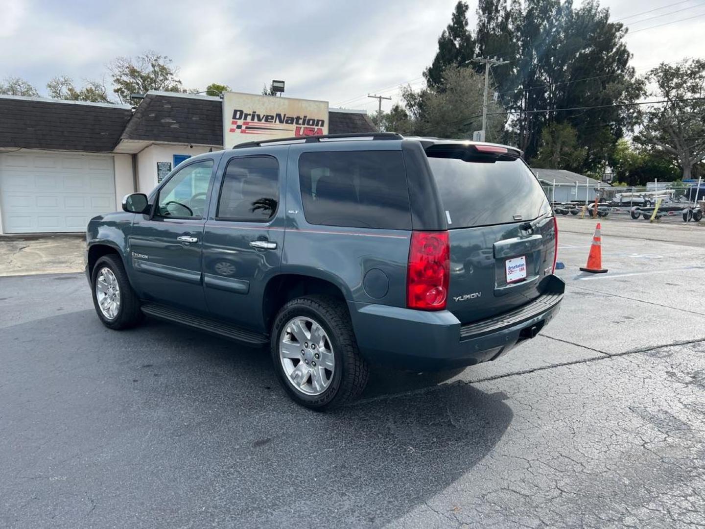 2008 GREEN GMC YUKON DENALI (1GKFC13J58R) with an 5.3L engine, Automatic transmission, located at 2929 9th St. West, Bradenton, 34205, (941) 242-2810, 27.473591, -82.570679 - Photo#7