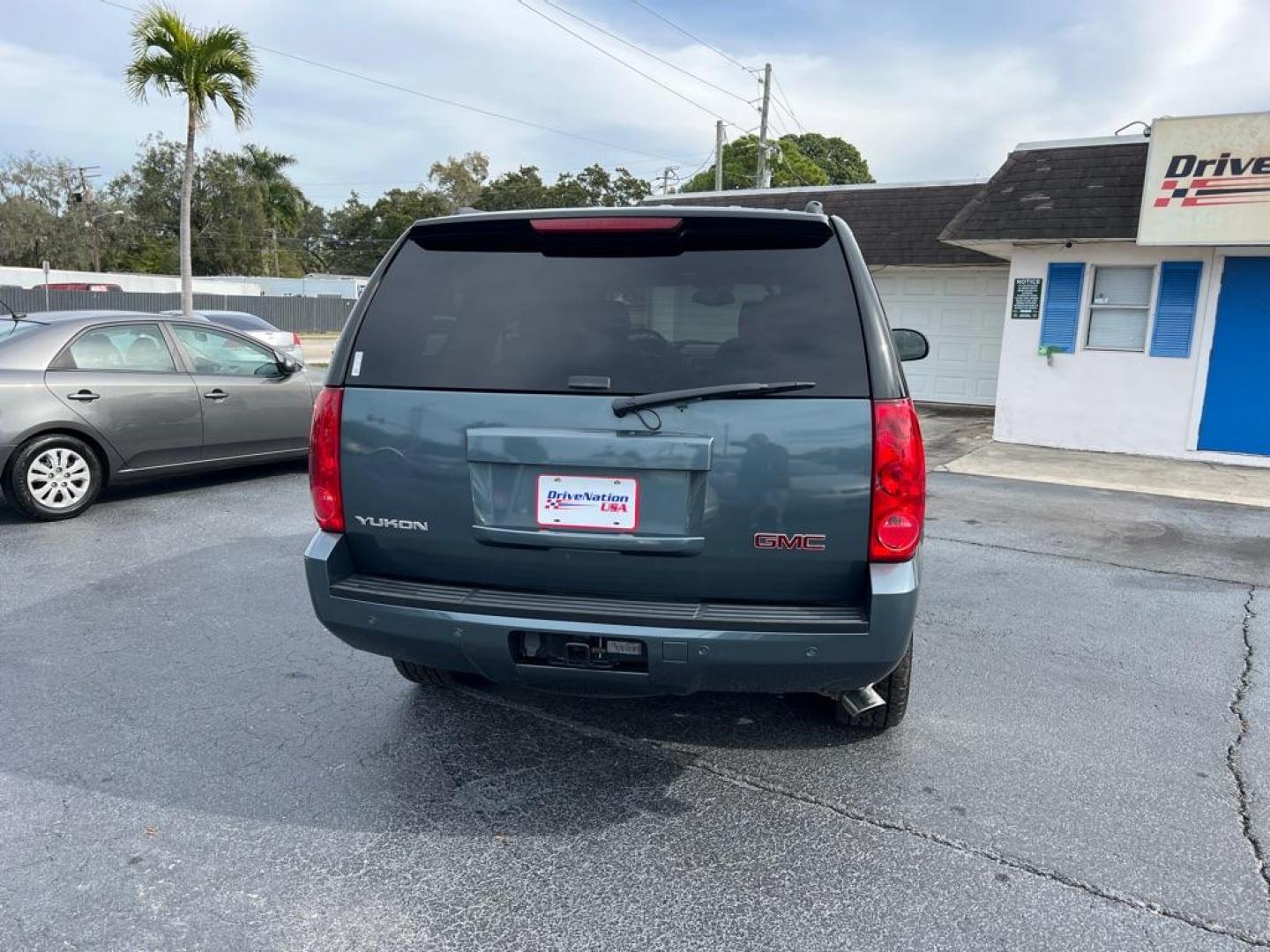 2008 GREEN GMC YUKON DENALI (1GKFC13J58R) with an 5.3L engine, Automatic transmission, located at 2929 9th St. West, Bradenton, 34205, (941) 242-2810, 27.473591, -82.570679 - Photo#8