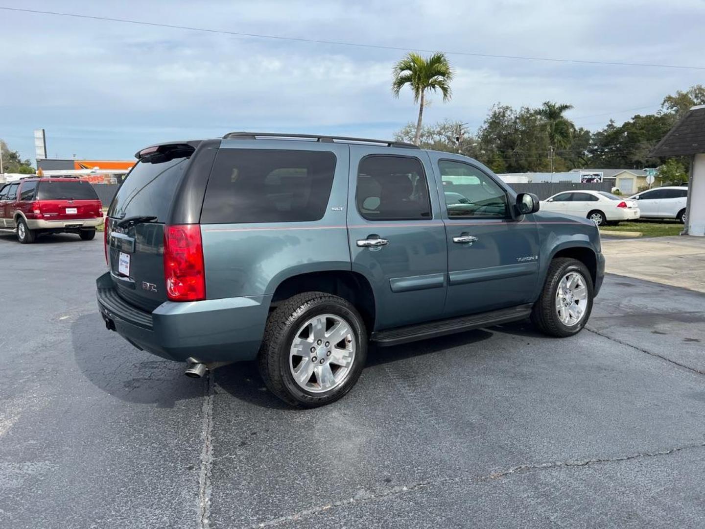 2008 GREEN GMC YUKON DENALI (1GKFC13J58R) with an 5.3L engine, Automatic transmission, located at 2929 9th St. West, Bradenton, 34205, (941) 242-2810, 27.473591, -82.570679 - Photo#9