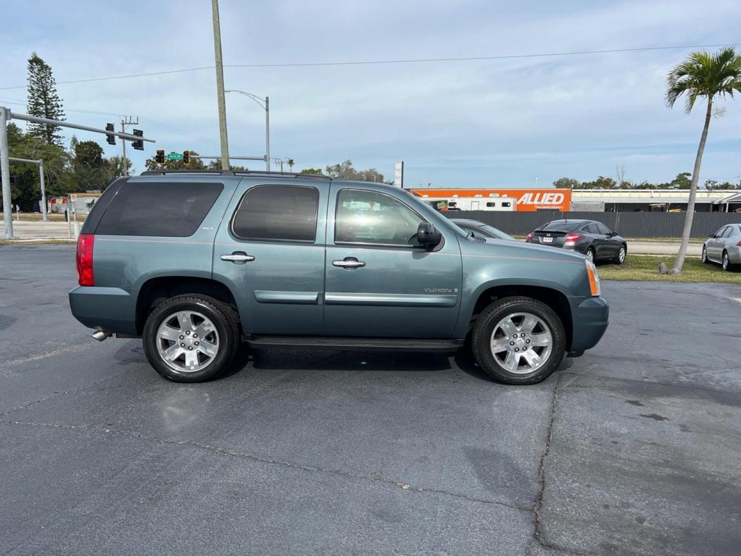 2008 GREEN GMC YUKON DENALI (1GKFC13J58R) with an 5.3L engine, Automatic transmission, located at 2929 9th St. West, Bradenton, 34205, (941) 242-2810, 27.473591, -82.570679 - Photo#10