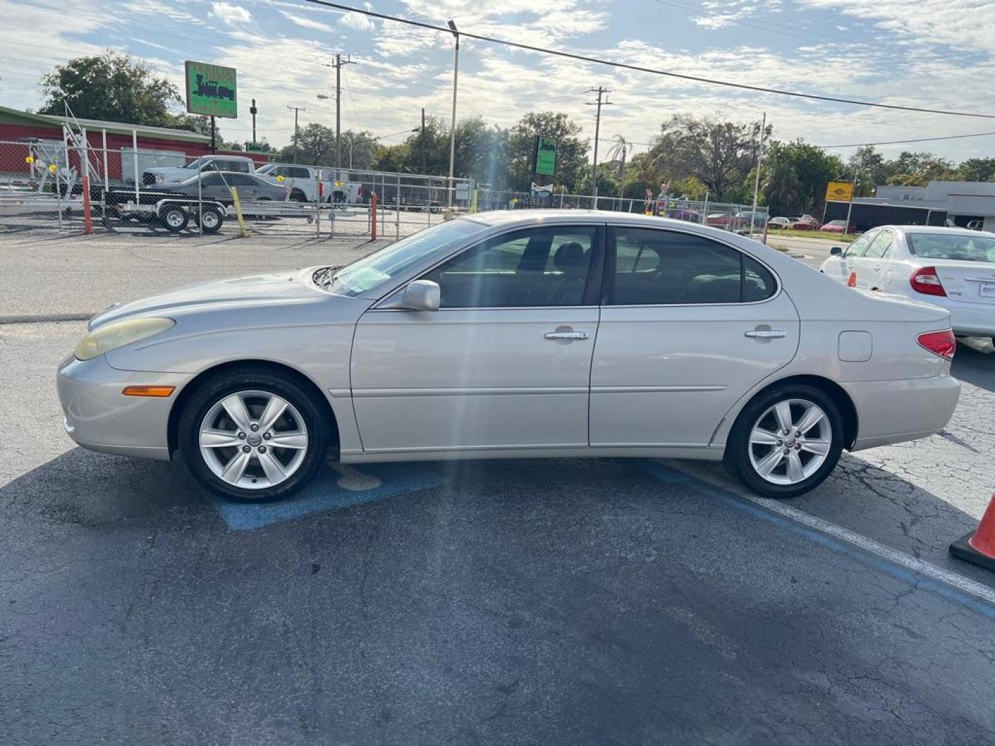 2005 WHITE LEXUS ES 330 (JTHBA30G855) with an 3.3L engine, Automatic transmission, located at 2929 9th St. West, Bradenton, 34205, (941) 242-2810, 27.473591, -82.570679 - Photo#4