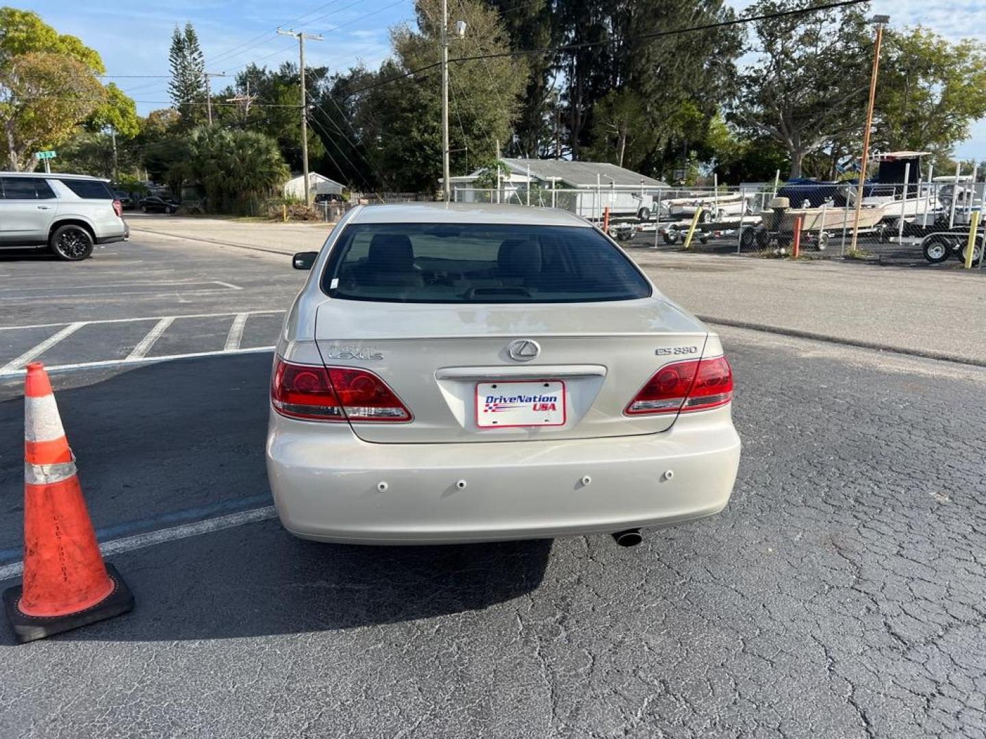 2005 WHITE LEXUS ES 330 (JTHBA30G855) with an 3.3L engine, Automatic transmission, located at 2929 9th St. West, Bradenton, 34205, (941) 242-2810, 27.473591, -82.570679 - Photo#5