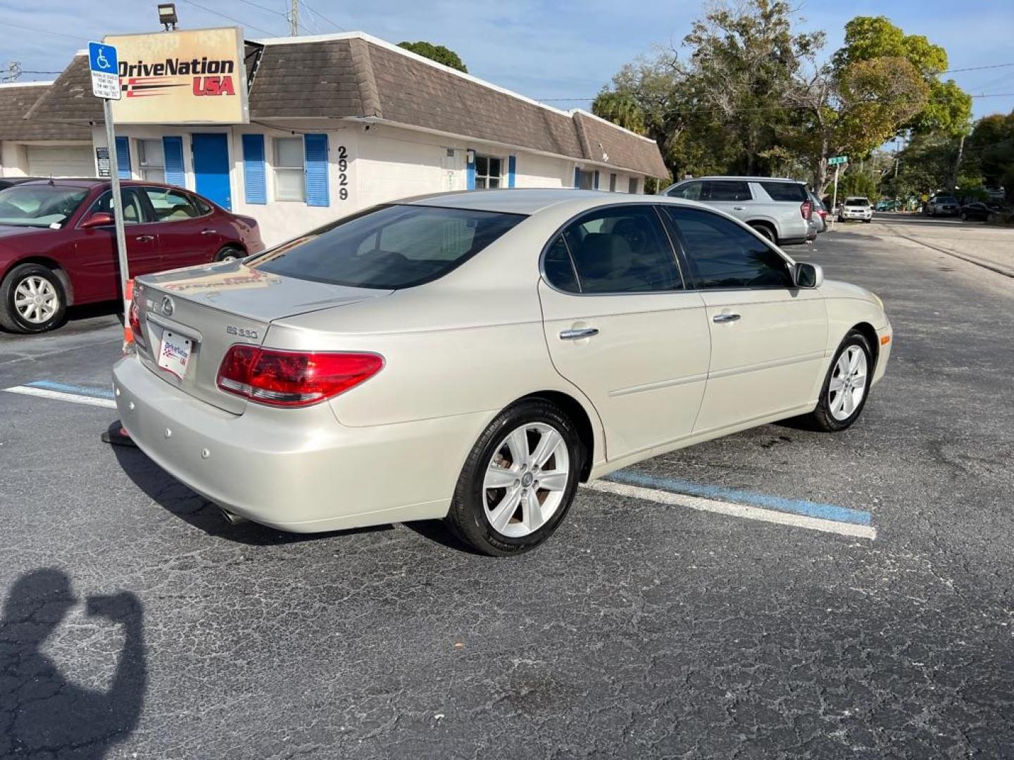 2005 WHITE LEXUS ES 330 (JTHBA30G855) with an 3.3L engine, Automatic transmission, located at 2929 9th St. West, Bradenton, 34205, (941) 242-2810, 27.473591, -82.570679 - Photo#6