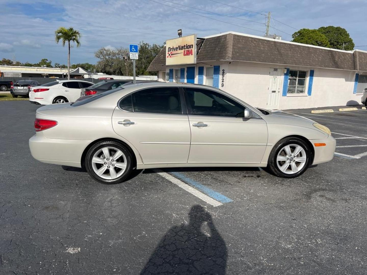 2005 WHITE LEXUS ES 330 (JTHBA30G855) with an 3.3L engine, Automatic transmission, located at 2929 9th St. West, Bradenton, 34205, (941) 242-2810, 27.473591, -82.570679 - Photo#7