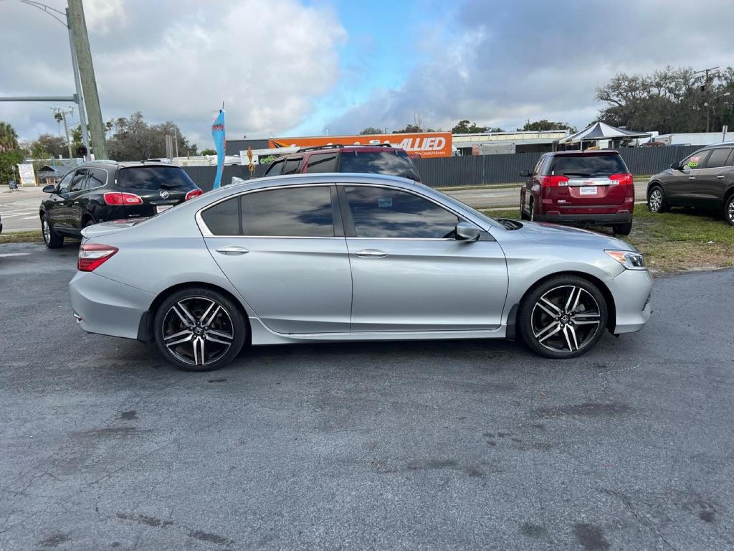 2017 SILVER HONDA ACCORD SPORT (1HGCR2F53HA) with an 2.4L engine, Continuously Variable transmission, located at 2929 9th St. West, Bradenton, 34205, (941) 242-2810, 27.473591, -82.570679 - Photo#9