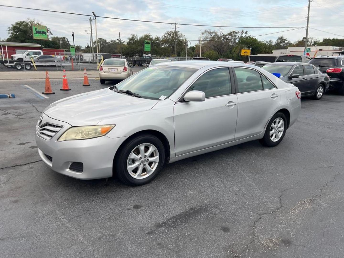 2011 SILVER TOYOTA CAMRY SE (4T1BF3EK6BU) with an 2.5L engine, Automatic transmission, located at 2929 9th St. West, Bradenton, 34205, (941) 242-2810, 27.473591, -82.570679 - Photo#3