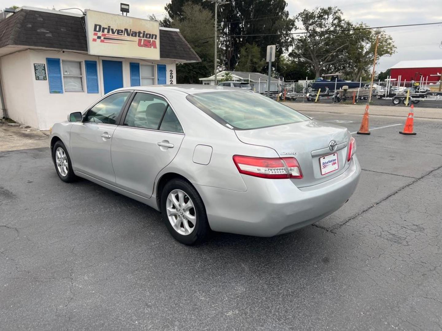 2011 SILVER TOYOTA CAMRY SE (4T1BF3EK6BU) with an 2.5L engine, Automatic transmission, located at 2929 9th St. West, Bradenton, 34205, (941) 242-2810, 27.473591, -82.570679 - Photo#5