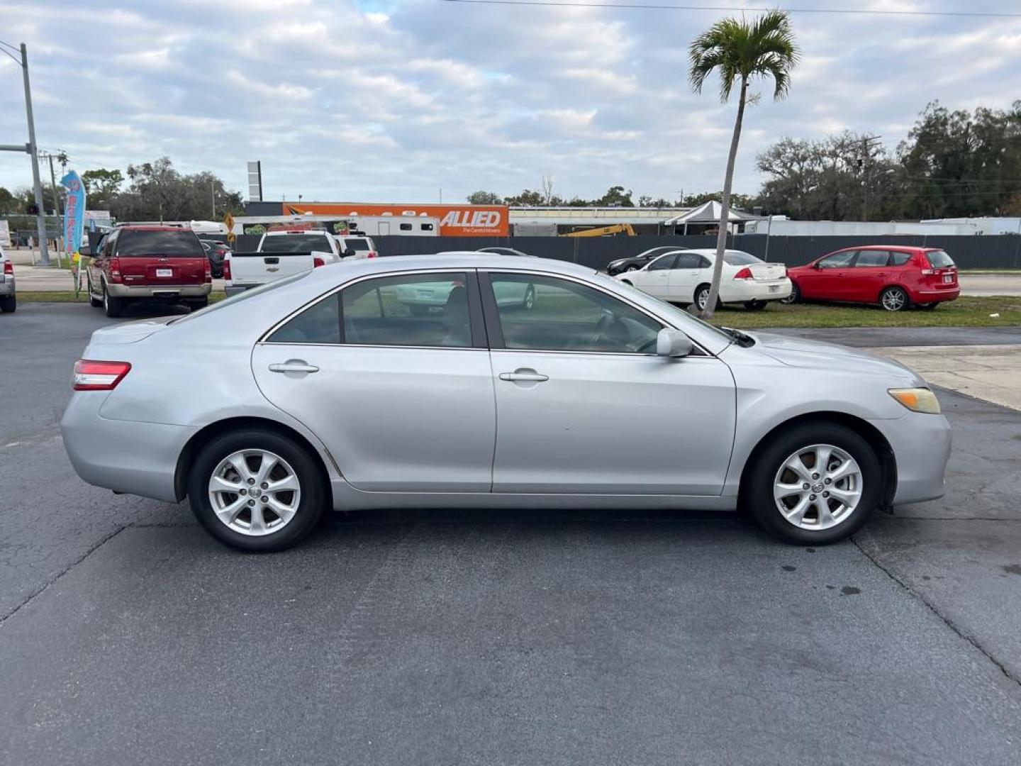 2011 SILVER TOYOTA CAMRY SE (4T1BF3EK6BU) with an 2.5L engine, Automatic transmission, located at 2929 9th St. West, Bradenton, 34205, (941) 242-2810, 27.473591, -82.570679 - Photo#8