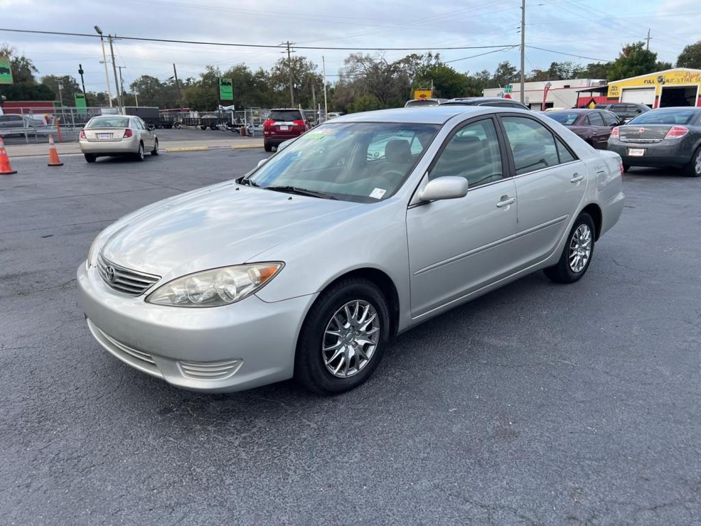 2006 SILVER TOYOTA CAMRY LE (4T1BE32K26U) with an 2.4L engine, Automatic transmission, located at 2929 9th St. West, Bradenton, 34205, (941) 242-2810, 27.473591, -82.570679 - Photo#3