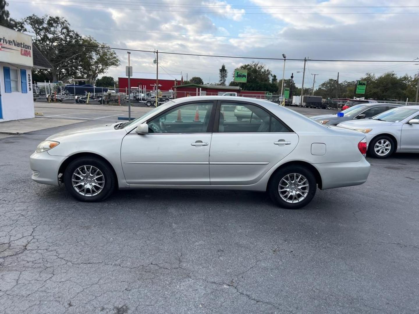 2006 SILVER TOYOTA CAMRY LE (4T1BE32K26U) with an 2.4L engine, Automatic transmission, located at 2929 9th St. West, Bradenton, 34205, (941) 242-2810, 27.473591, -82.570679 - Photo#4