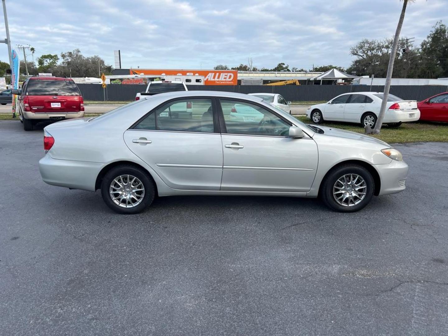 2006 SILVER TOYOTA CAMRY LE (4T1BE32K26U) with an 2.4L engine, Automatic transmission, located at 2929 9th St. West, Bradenton, 34205, (941) 242-2810, 27.473591, -82.570679 - Photo#8