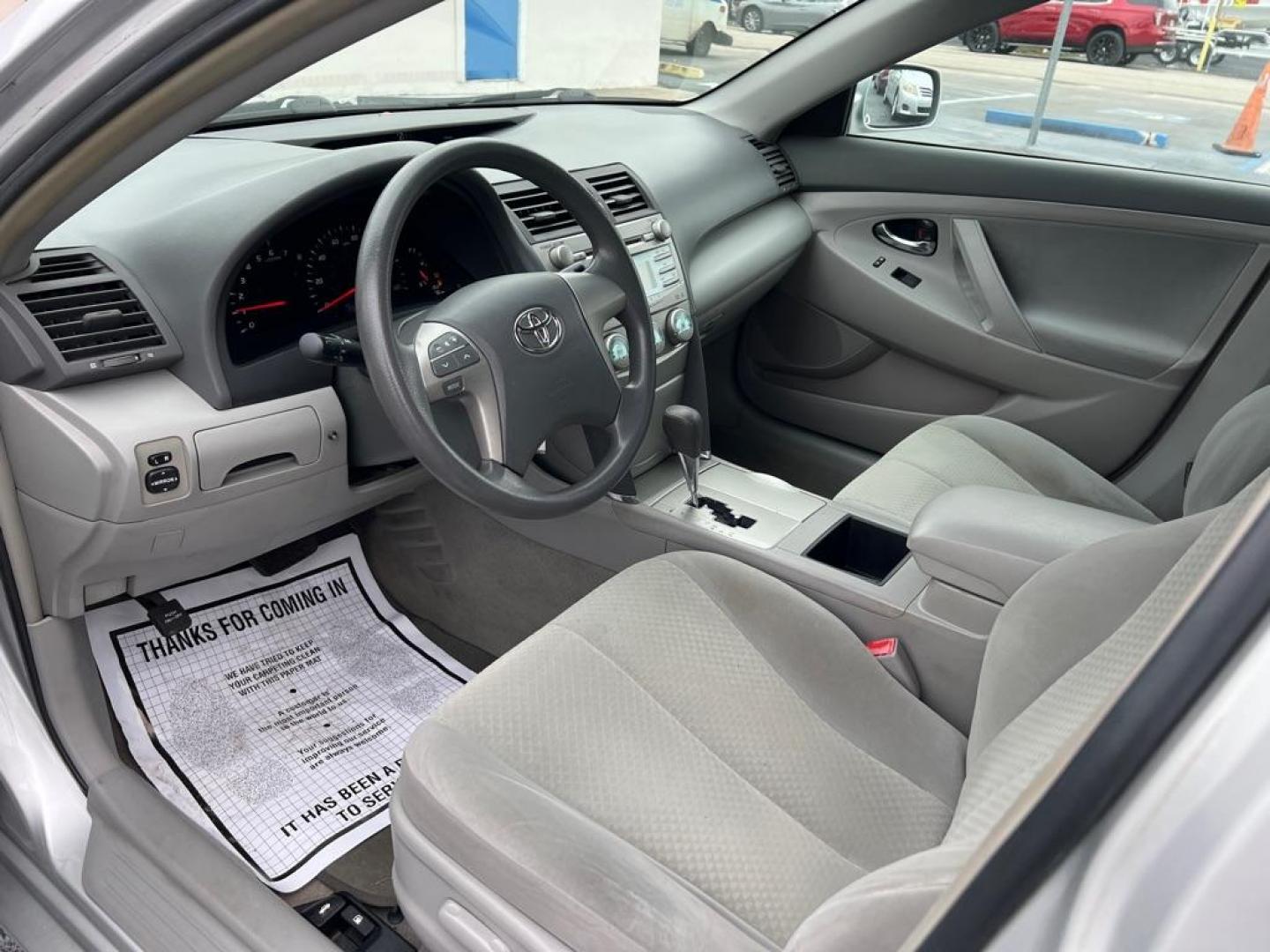 2009 SILVER TOYOTA CAMRY SE (4T1BE46K19U) with an 2.4L engine, Automatic transmission, located at 2929 9th St. West, Bradenton, 34205, (941) 242-2810, 27.473591, -82.570679 - Photo#10