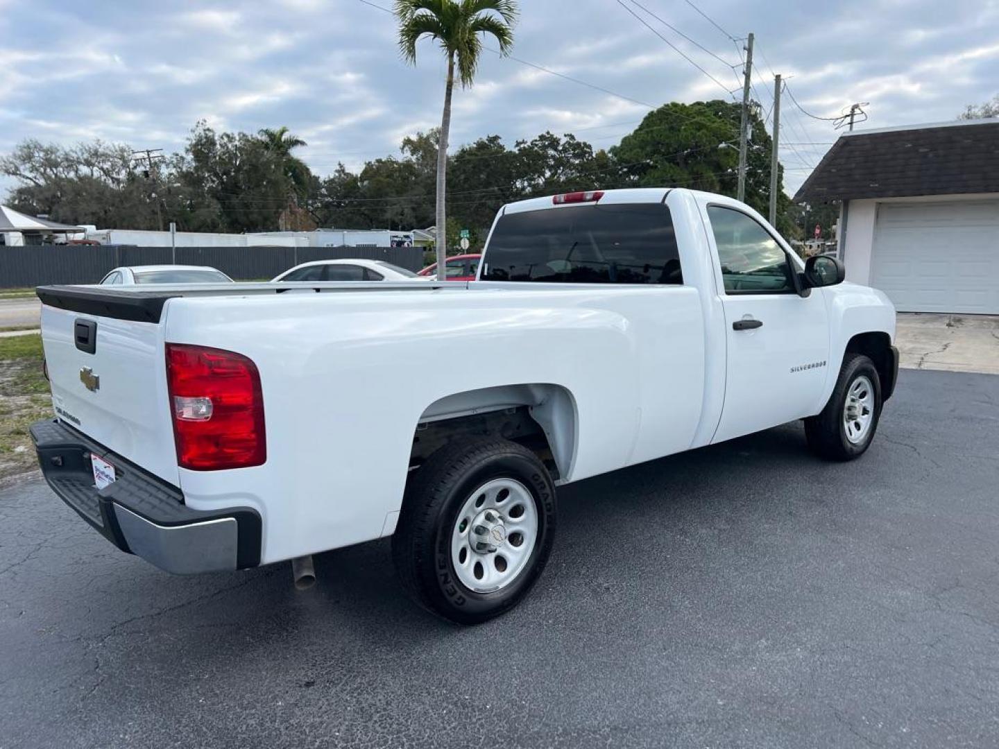 2009 WHITE CHEVROLET SILVERADO 1500 REGULAR CAR (1GCEC14X99Z) with an 4.3L engine, Automatic transmission, located at 2929 9th St. West, Bradenton, 34205, (941) 242-2810, 27.473591, -82.570679 - Photo#9