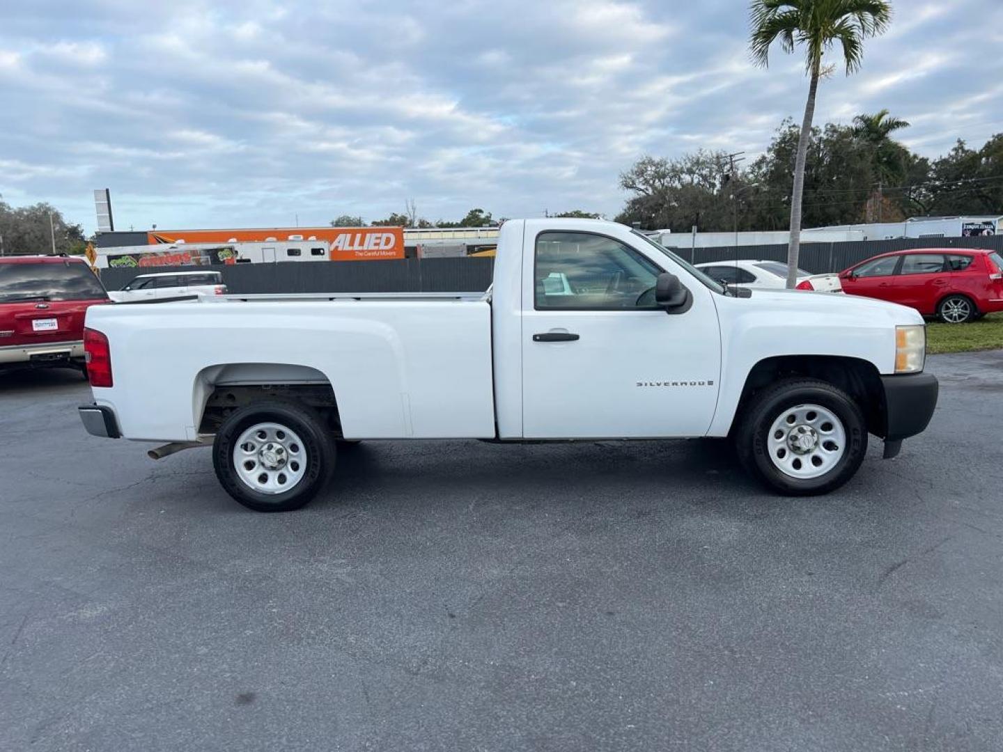 2009 WHITE CHEVROLET SILVERADO 1500 REGULAR CAR (1GCEC14X99Z) with an 4.3L engine, Automatic transmission, located at 2929 9th St. West, Bradenton, 34205, (941) 242-2810, 27.473591, -82.570679 - Photo#10