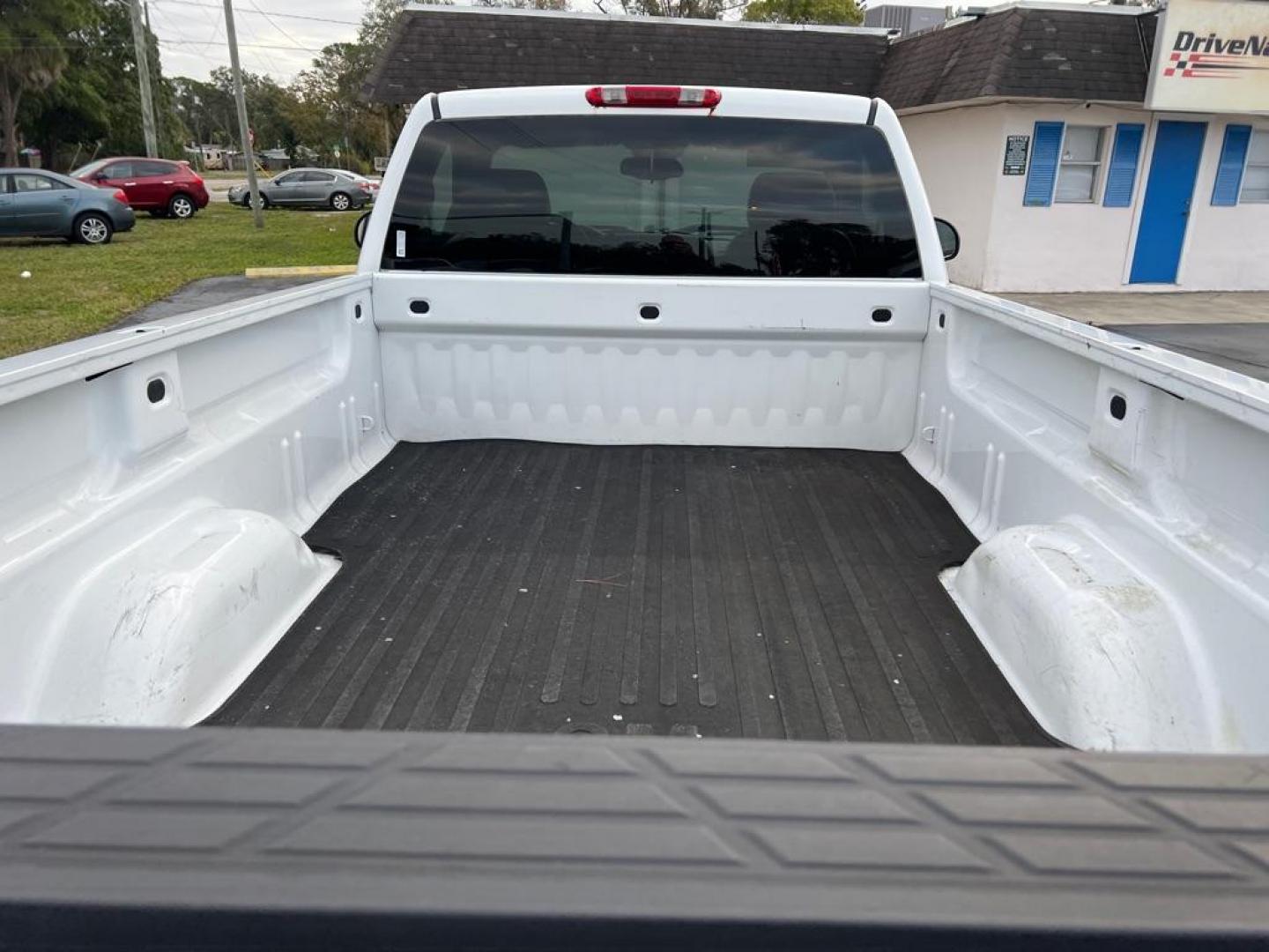 2009 WHITE CHEVROLET SILVERADO 1500 REGULAR CAR (1GCEC14X99Z) with an 4.3L engine, Automatic transmission, located at 2929 9th St. West, Bradenton, 34205, (941) 242-2810, 27.473591, -82.570679 - Photo#11