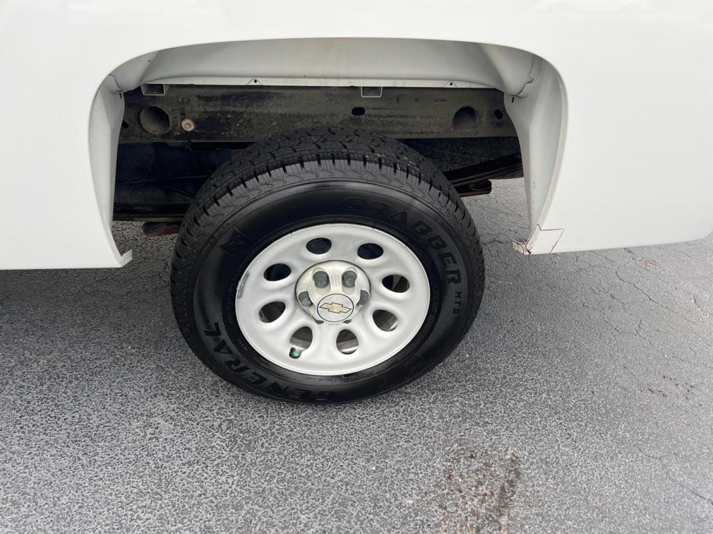 2009 WHITE CHEVROLET SILVERADO 1500 REGULAR CAR (1GCEC14X99Z) with an 4.3L engine, Automatic transmission, located at 2929 9th St. West, Bradenton, 34205, (941) 242-2810, 27.473591, -82.570679 - Photo#12