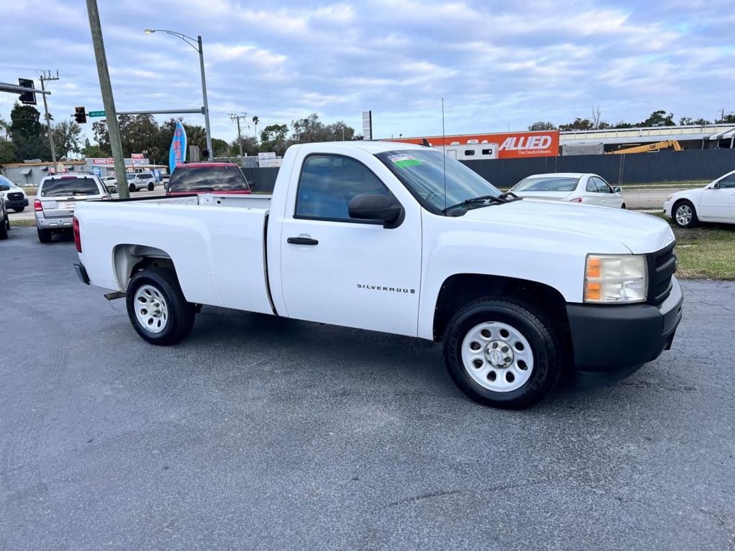 2009 WHITE CHEVROLET SILVERADO 1500 REGULAR CAR (1GCEC14X99Z) with an 4.3L engine, Automatic transmission, located at 2929 9th St. West, Bradenton, 34205, (941) 242-2810, 27.473591, -82.570679 - Photo#1