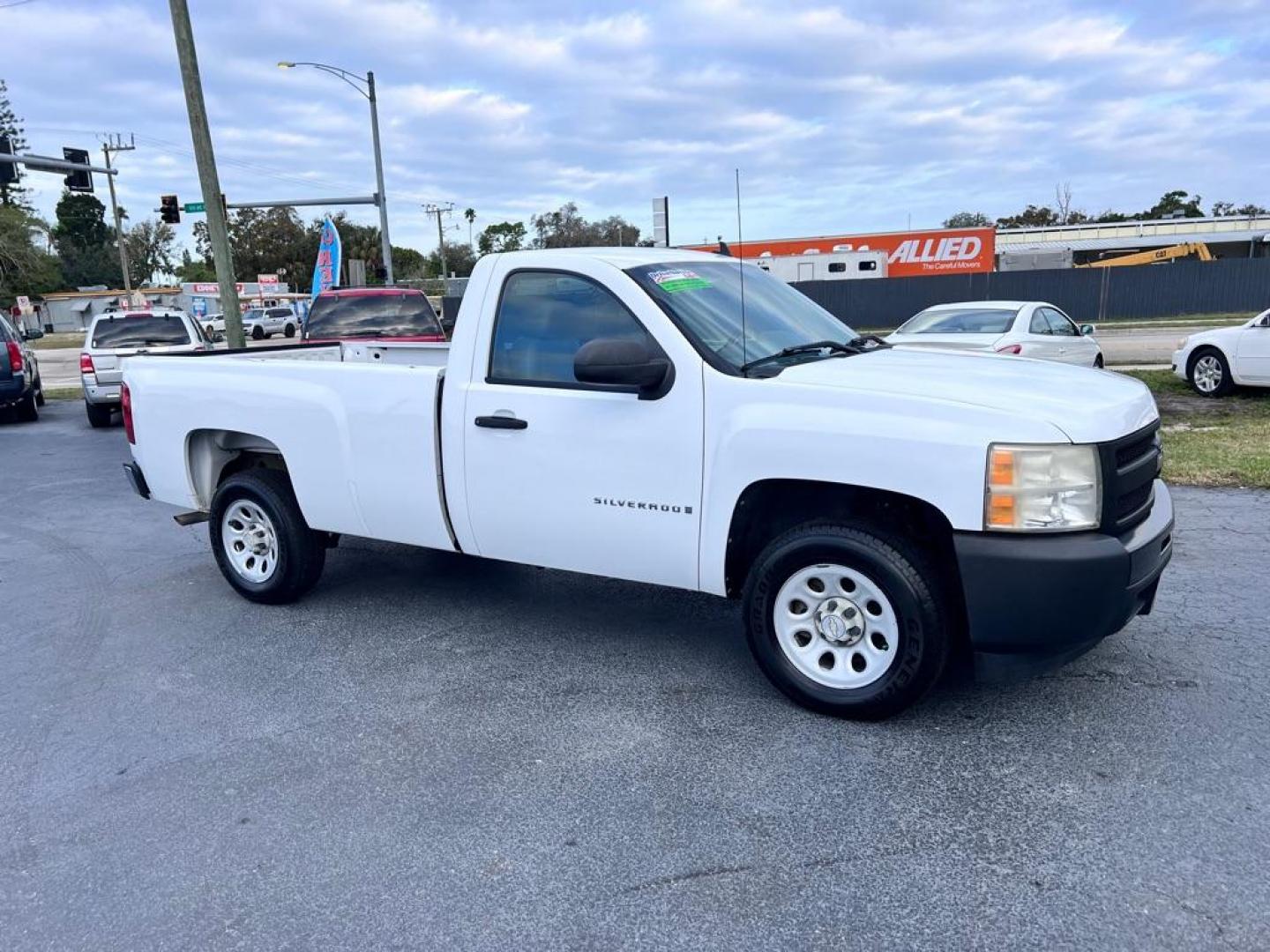 2009 WHITE CHEVROLET SILVERADO 1500 REGULAR CAR (1GCEC14X99Z) with an 4.3L engine, Automatic transmission, located at 2929 9th St. West, Bradenton, 34205, (941) 242-2810, 27.473591, -82.570679 - Photo#2