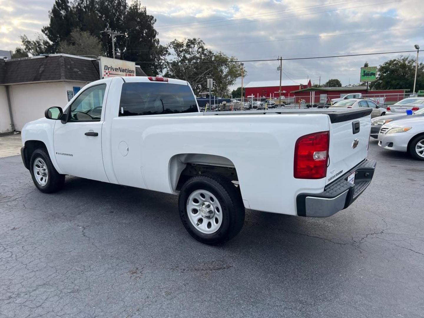 2009 WHITE CHEVROLET SILVERADO 1500 REGULAR CAR (1GCEC14X99Z) with an 4.3L engine, Automatic transmission, located at 2929 9th St. West, Bradenton, 34205, (941) 242-2810, 27.473591, -82.570679 - Photo#7