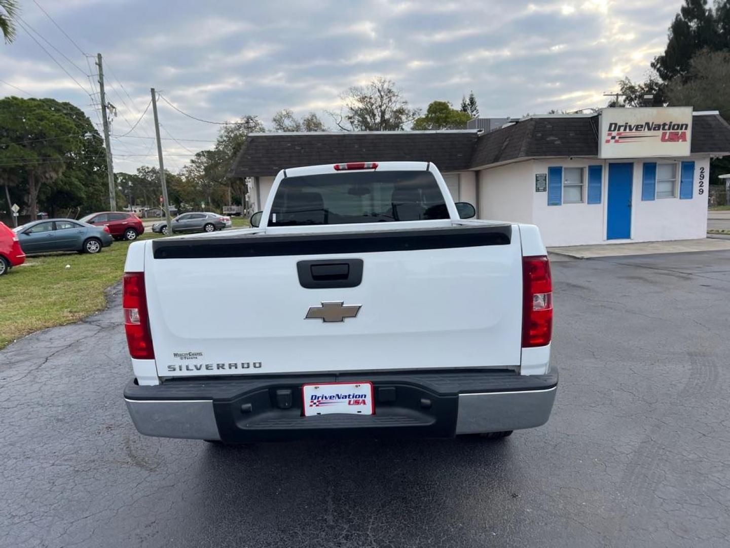 2009 WHITE CHEVROLET SILVERADO 1500 REGULAR CAR (1GCEC14X99Z) with an 4.3L engine, Automatic transmission, located at 2929 9th St. West, Bradenton, 34205, (941) 242-2810, 27.473591, -82.570679 - Photo#8