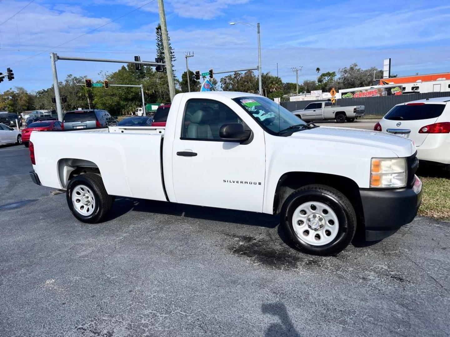 2009 WHITE CHEVROLET SILVERADO 1500 REGULAR CAR (1GCEC14X99Z) with an 4.3L engine, Automatic transmission, located at 2929 9th St. West, Bradenton, 34205, (941) 242-2810, 27.473591, -82.570679 - Photo#0