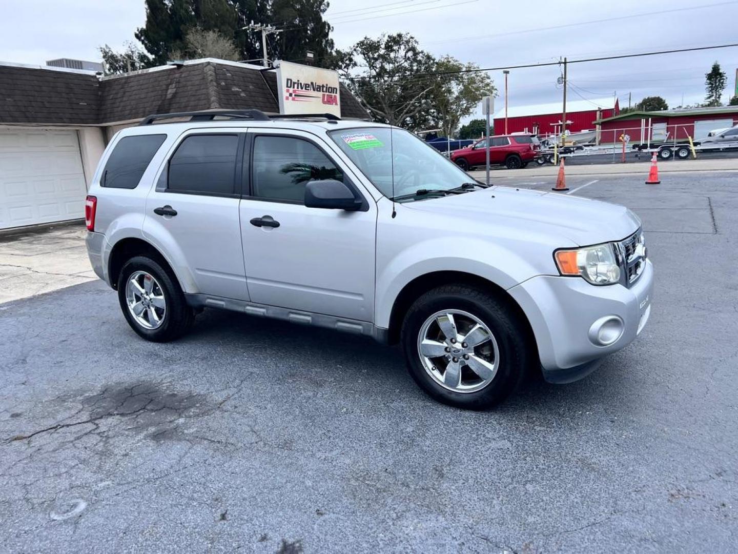 2009 SILVER FORD ESCAPE XLT (1FMCU03G99K) with an 3.0L engine, Automatic transmission, located at 2929 9th St. West, Bradenton, 34205, (941) 242-2810, 27.473591, -82.570679 - Photo#0