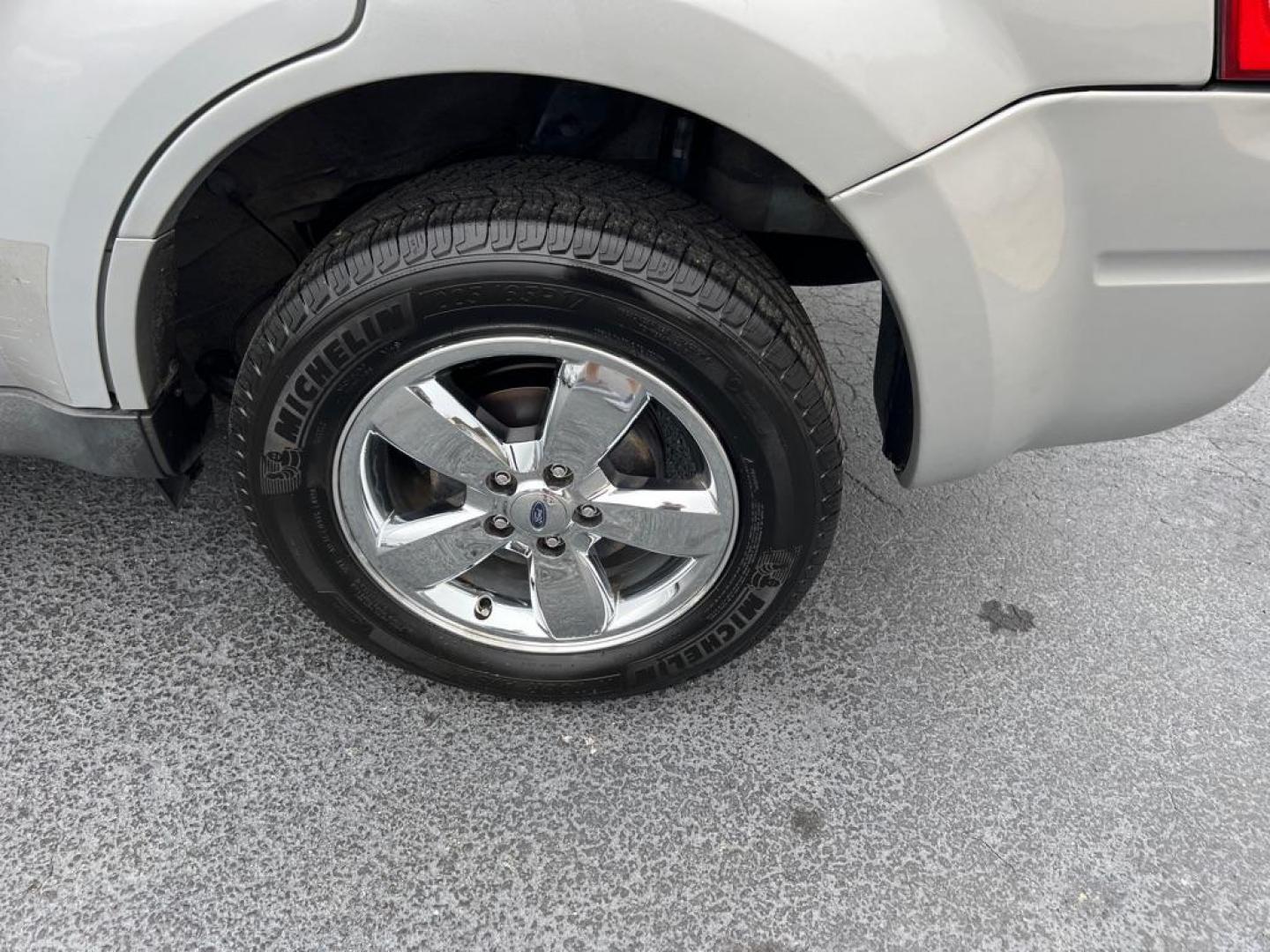 2009 SILVER FORD ESCAPE XLT (1FMCU03G99K) with an 3.0L engine, Automatic transmission, located at 2929 9th St. West, Bradenton, 34205, (941) 242-2810, 27.473591, -82.570679 - Photo#9