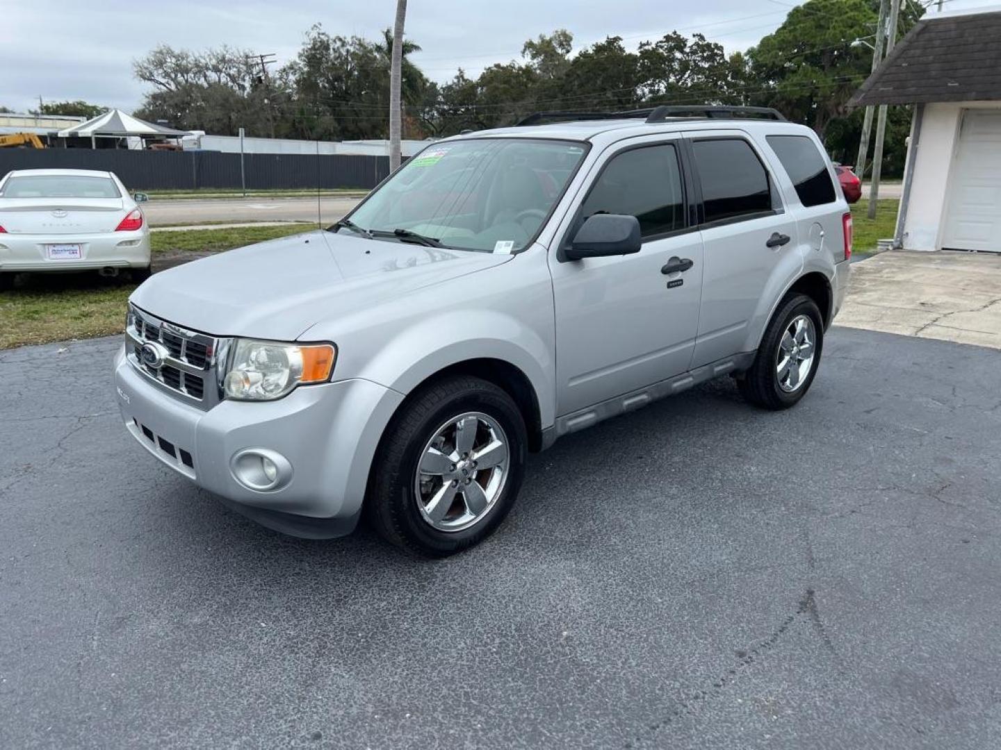 2009 SILVER FORD ESCAPE XLT (1FMCU03G99K) with an 3.0L engine, Automatic transmission, located at 2929 9th St. West, Bradenton, 34205, (941) 242-2810, 27.473591, -82.570679 - Photo#3