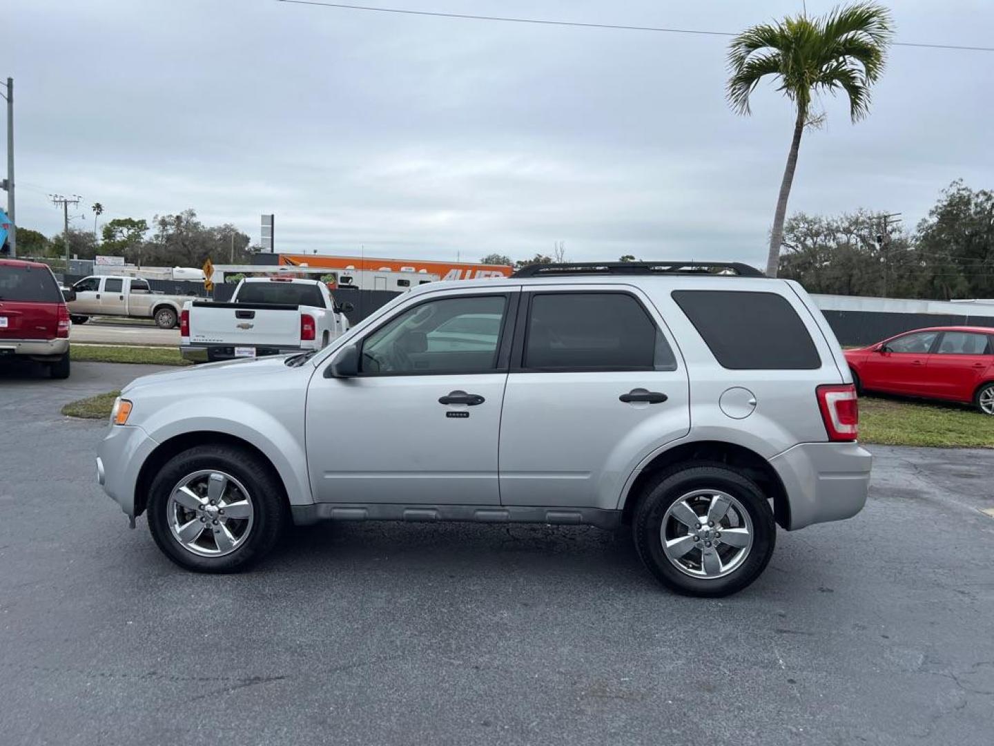 2009 SILVER FORD ESCAPE XLT (1FMCU03G99K) with an 3.0L engine, Automatic transmission, located at 2929 9th St. West, Bradenton, 34205, (941) 242-2810, 27.473591, -82.570679 - Photo#4