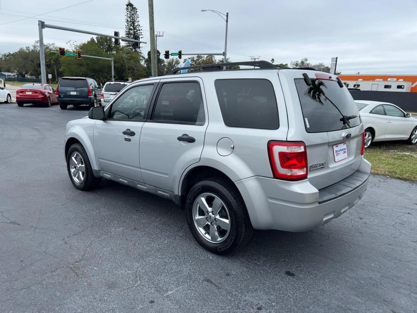 2009 SILVER FORD ESCAPE XLT (1FMCU03G99K) with an 3.0L engine, Automatic transmission, located at 2929 9th St. West, Bradenton, 34205, (941) 242-2810, 27.473591, -82.570679 - Photo#5