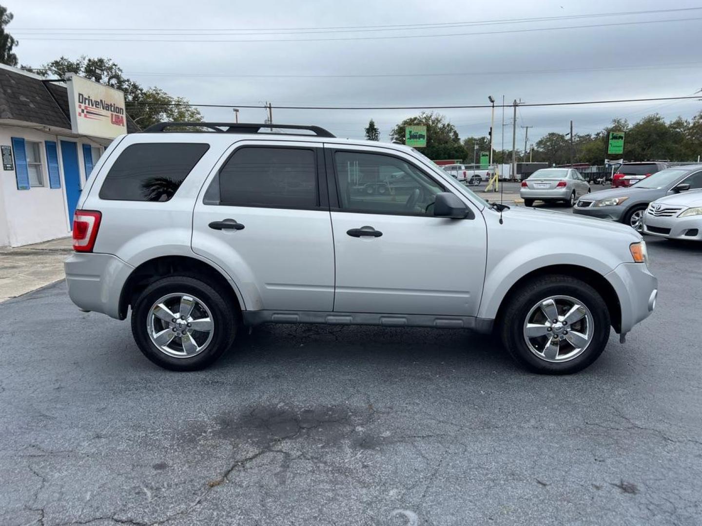 2009 SILVER FORD ESCAPE XLT (1FMCU03G99K) with an 3.0L engine, Automatic transmission, located at 2929 9th St. West, Bradenton, 34205, (941) 242-2810, 27.473591, -82.570679 - Photo#8