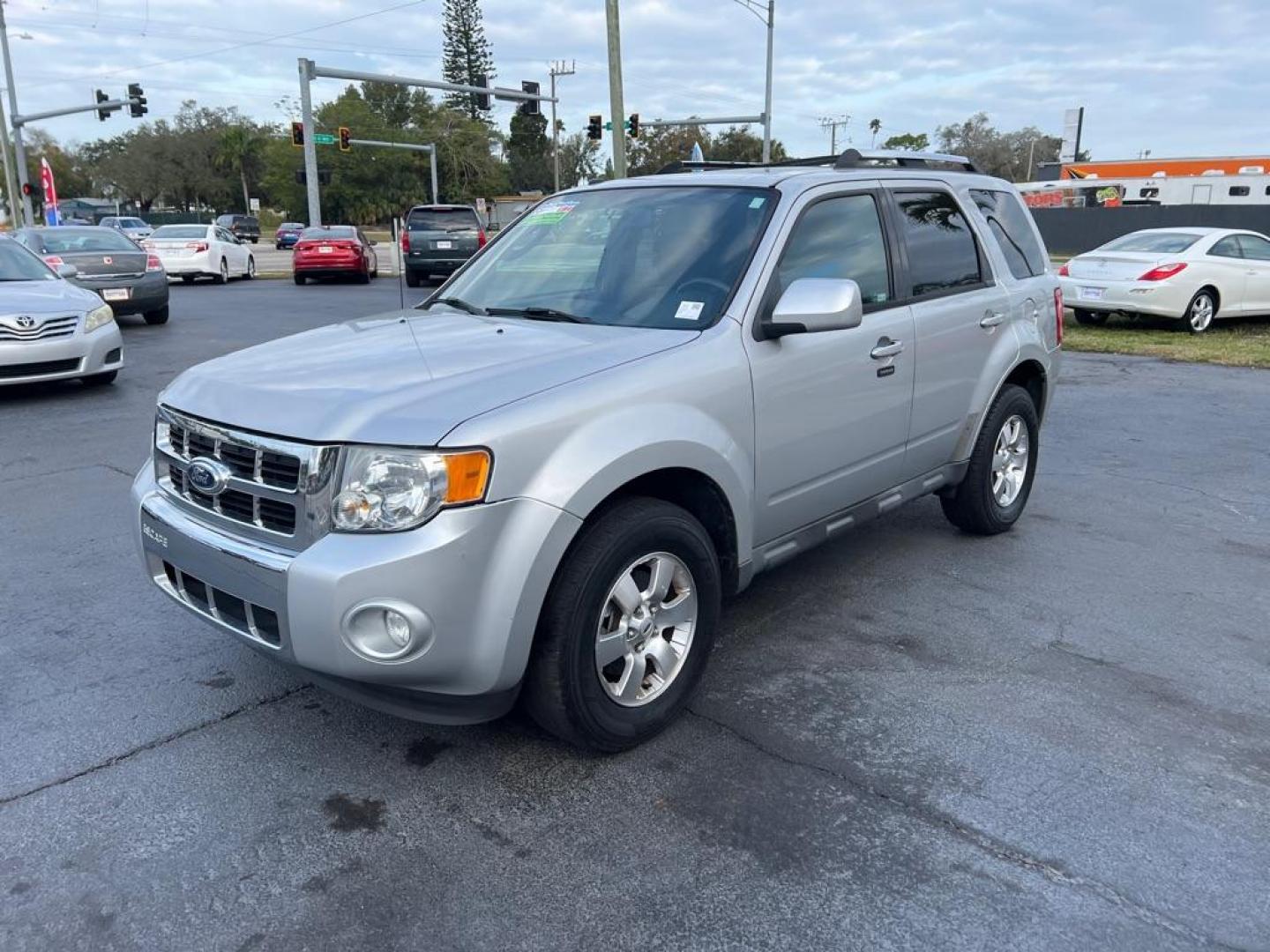 2010 SILVER FORD ESCAPE LIMITED (1FMCU0EG7AK) with an 3.0L engine, Automatic transmission, located at 2929 9th St. West, Bradenton, 34205, (941) 242-2810, 27.473591, -82.570679 - Photo#2