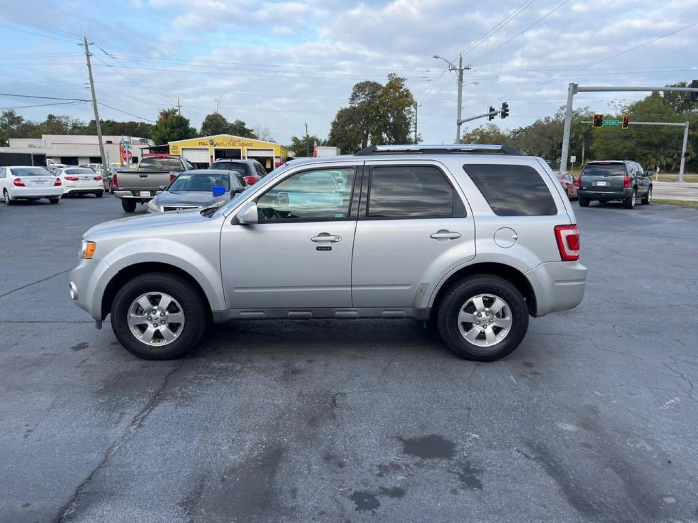 2010 SILVER FORD ESCAPE LIMITED (1FMCU0EG7AK) with an 3.0L engine, Automatic transmission, located at 2929 9th St. West, Bradenton, 34205, (941) 242-2810, 27.473591, -82.570679 - Photo#3