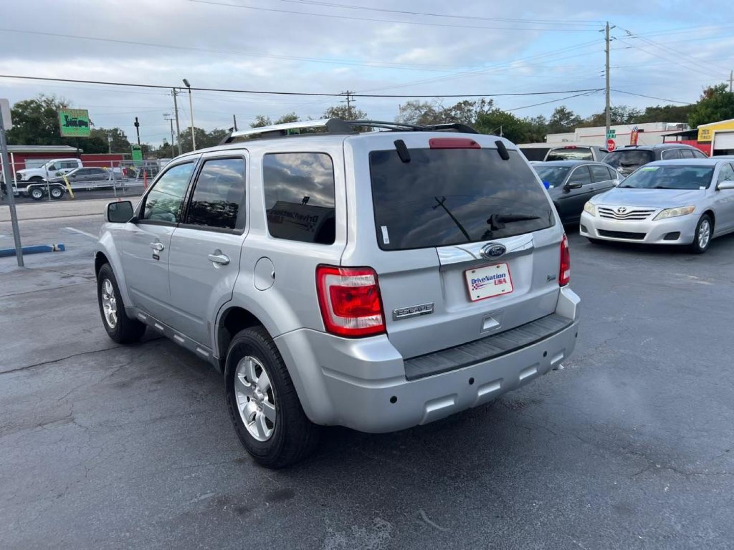 2010 SILVER FORD ESCAPE LIMITED (1FMCU0EG7AK) with an 3.0L engine, Automatic transmission, located at 2929 9th St. West, Bradenton, 34205, (941) 242-2810, 27.473591, -82.570679 - Photo#4