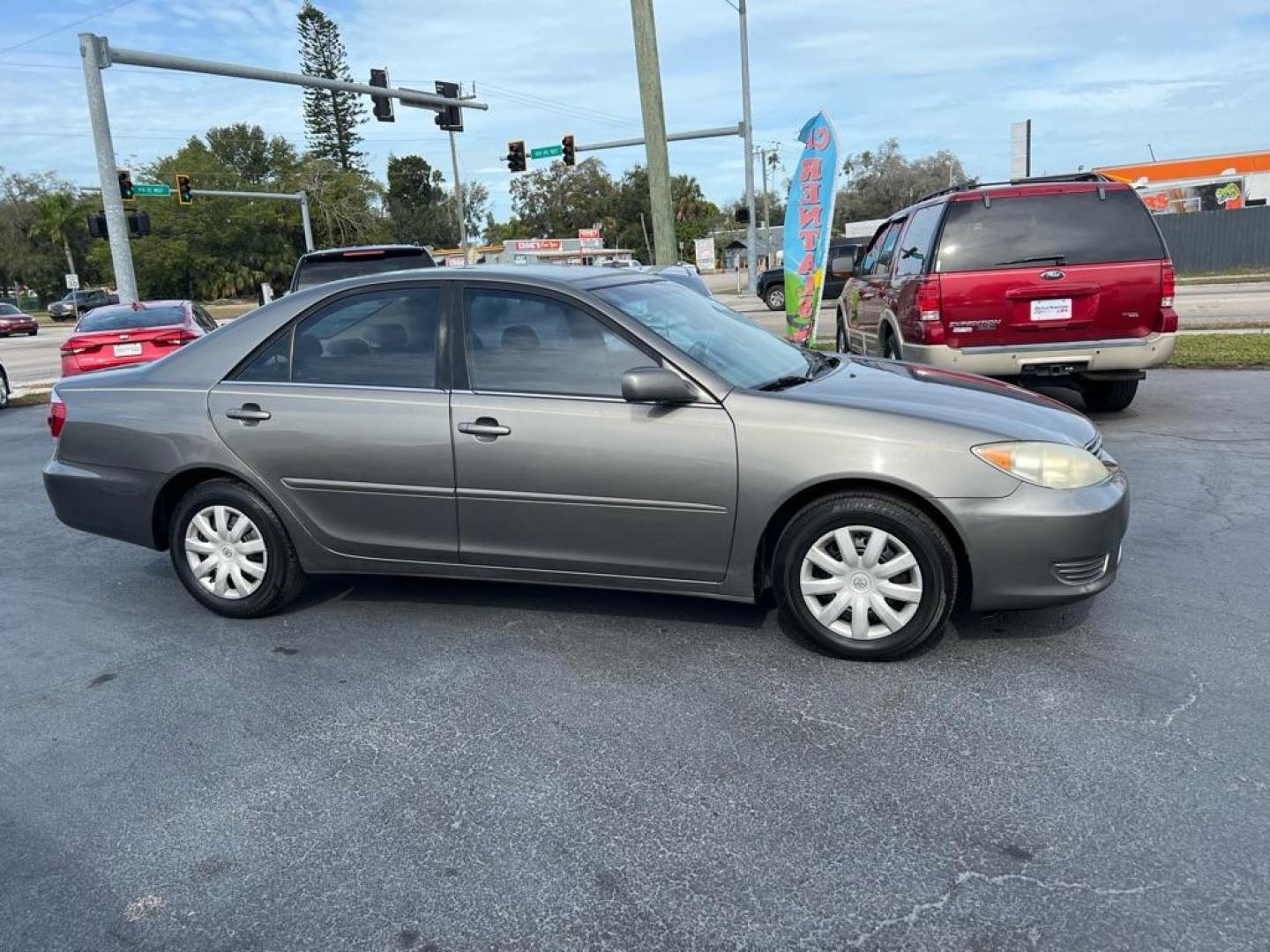 2006 GRAY TOYOTA CAMRY LE (4T1BE30K36U) with an 2.4L engine, Automatic transmission, located at 2929 9th St. West, Bradenton, 34205, (941) 242-2810, 27.473591, -82.570679 - Photo#11