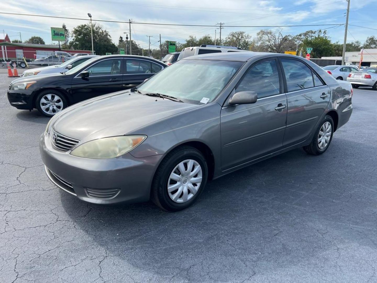 2006 GRAY TOYOTA CAMRY LE (4T1BE30K36U) with an 2.4L engine, Automatic transmission, located at 2929 9th St. West, Bradenton, 34205, (941) 242-2810, 27.473591, -82.570679 - Photo#3