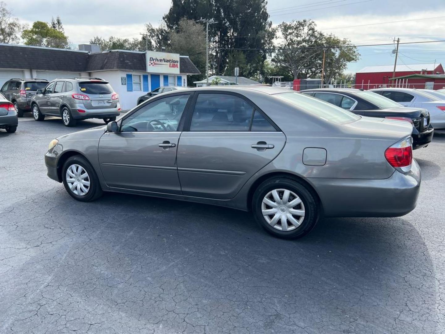 2006 GRAY TOYOTA CAMRY LE (4T1BE30K36U) with an 2.4L engine, Automatic transmission, located at 2929 9th St. West, Bradenton, 34205, (941) 242-2810, 27.473591, -82.570679 - Photo#4