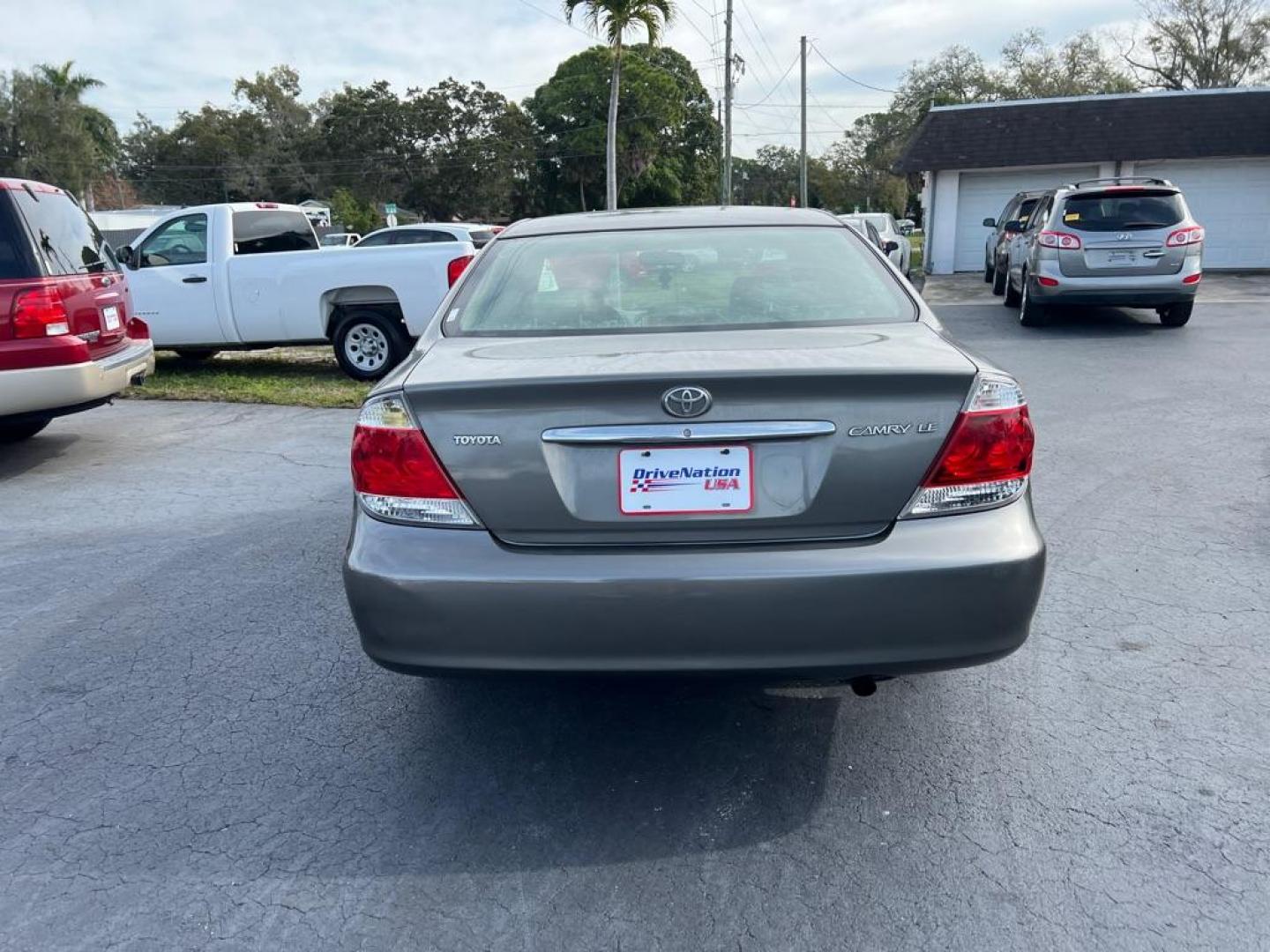 2006 GRAY TOYOTA CAMRY LE (4T1BE30K36U) with an 2.4L engine, Automatic transmission, located at 2929 9th St. West, Bradenton, 34205, (941) 242-2810, 27.473591, -82.570679 - Photo#5