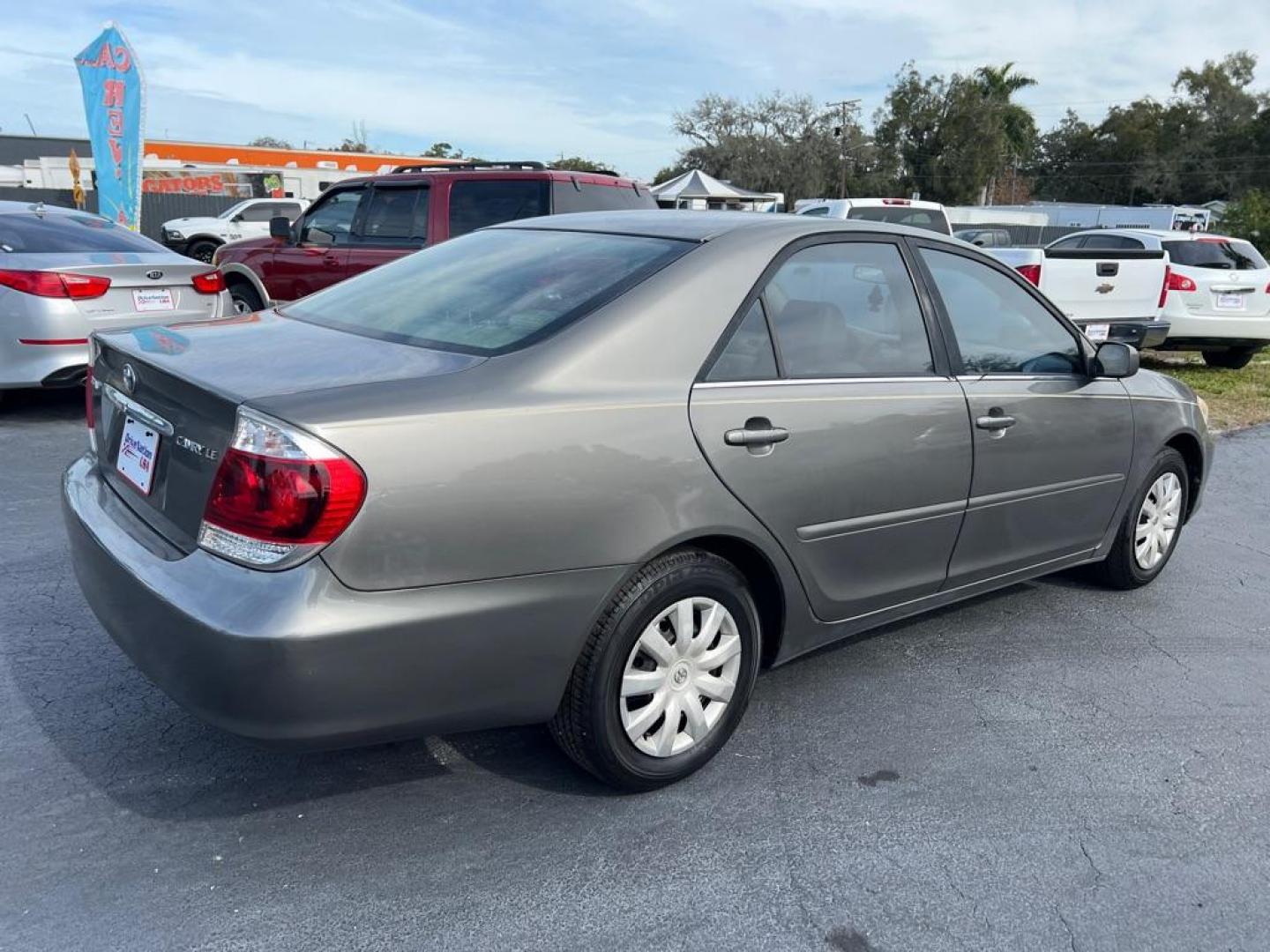 2006 GRAY TOYOTA CAMRY LE (4T1BE30K36U) with an 2.4L engine, Automatic transmission, located at 2929 9th St. West, Bradenton, 34205, (941) 242-2810, 27.473591, -82.570679 - Photo#6