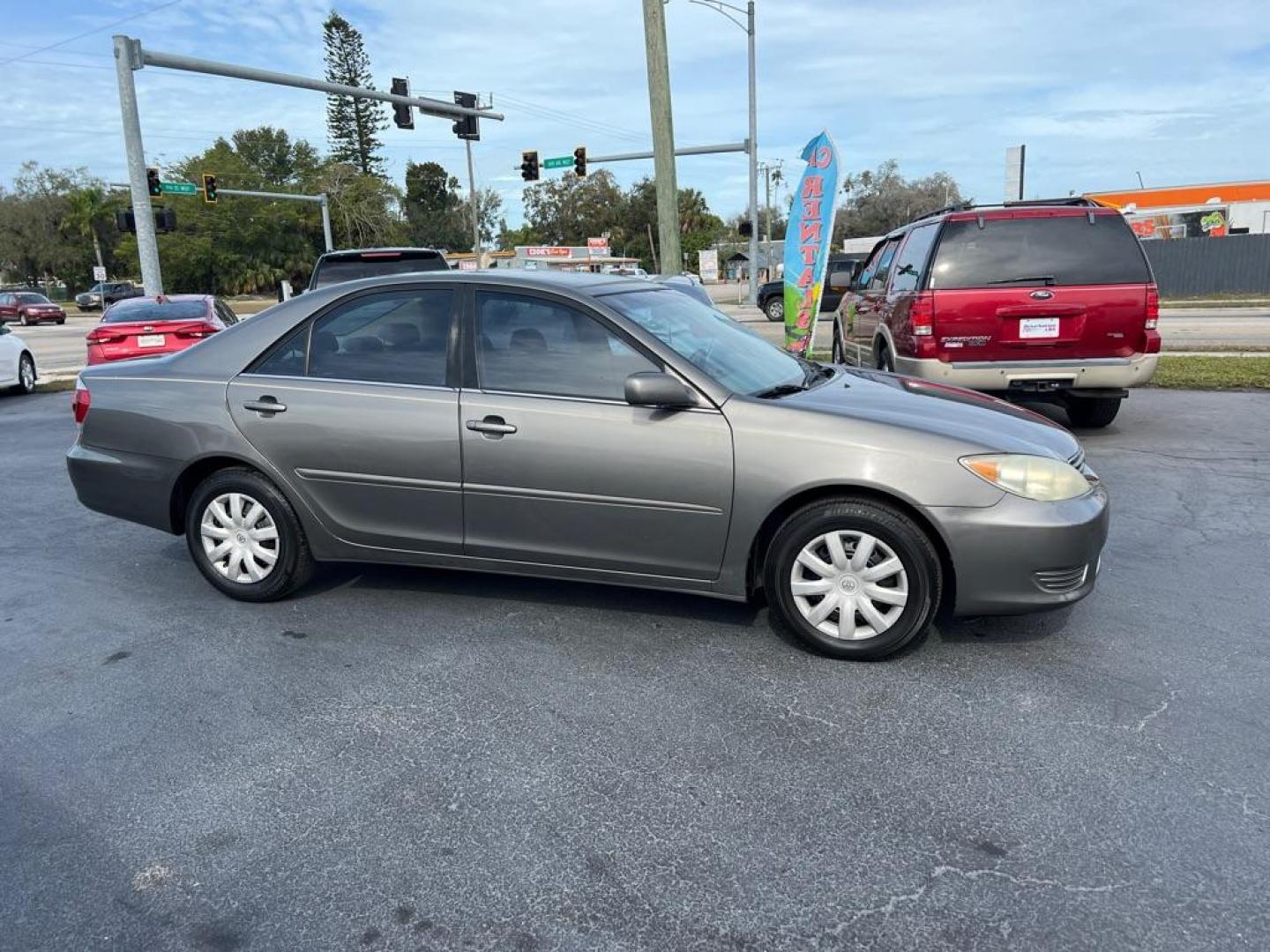 2006 GRAY TOYOTA CAMRY LE (4T1BE30K36U) with an 2.4L engine, Automatic transmission, located at 2929 9th St. West, Bradenton, 34205, (941) 242-2810, 27.473591, -82.570679 - Photo#7