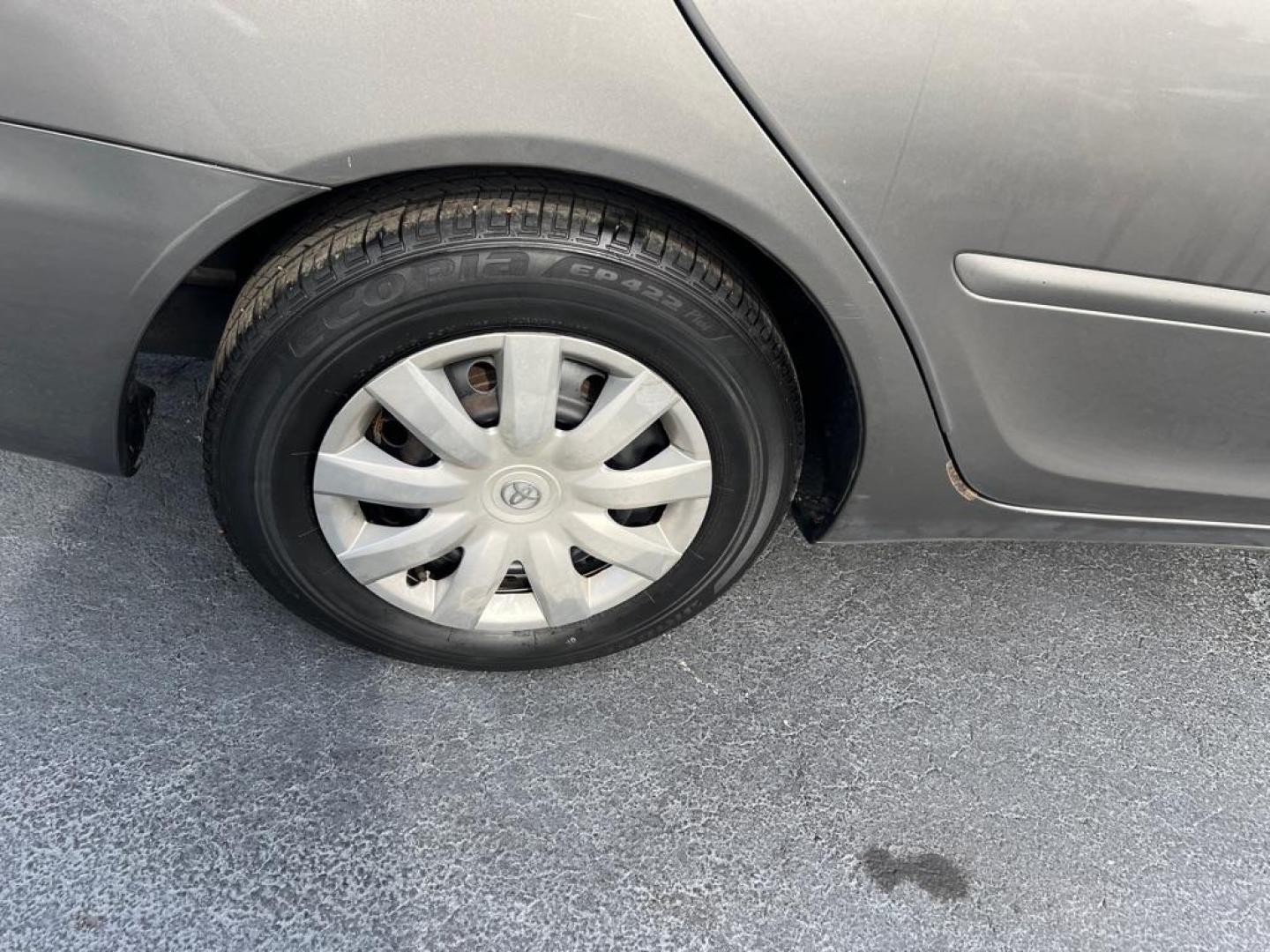 2006 GRAY TOYOTA CAMRY LE (4T1BE30K36U) with an 2.4L engine, Automatic transmission, located at 2929 9th St. West, Bradenton, 34205, (941) 242-2810, 27.473591, -82.570679 - Photo#8