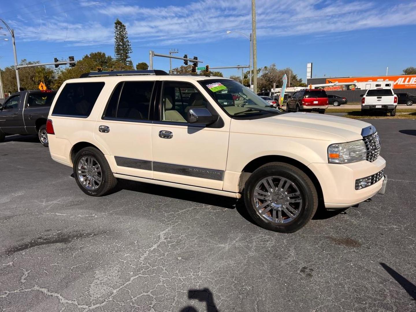 2007 WHITE LINCOLN NAVIGATOR (5LMFU275X7L) with an 5.4L engine, Automatic transmission, located at 2929 9th St. West, Bradenton, 34205, (941) 242-2810, 27.473591, -82.570679 - Photo#1