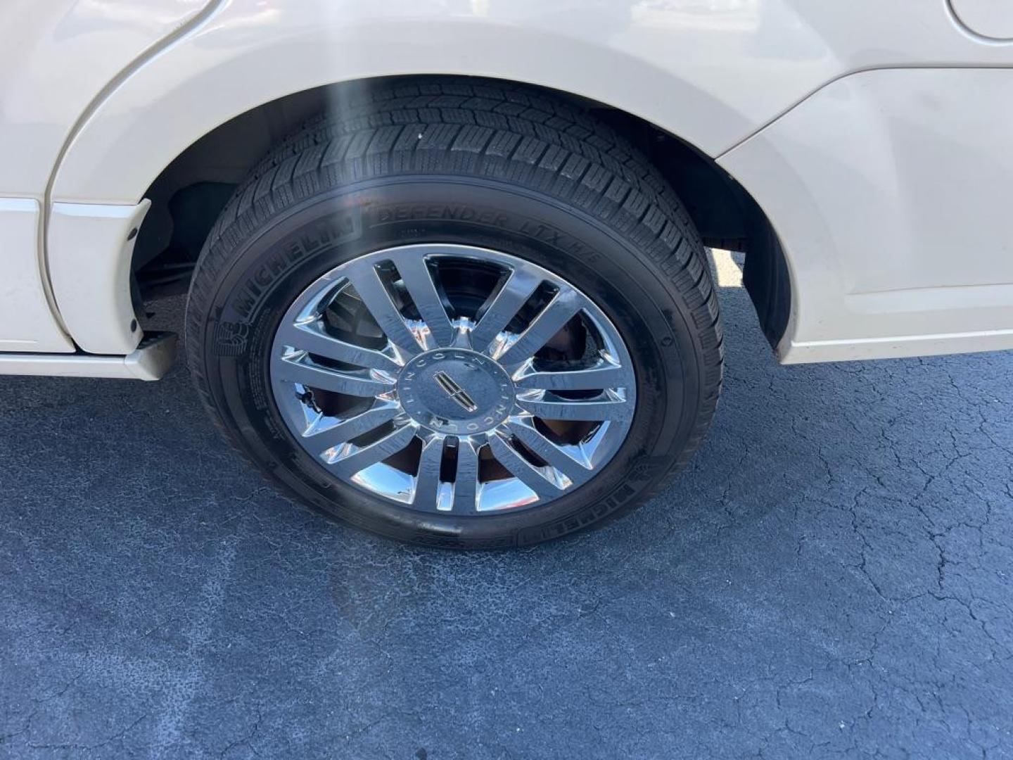 2007 WHITE LINCOLN NAVIGATOR (5LMFU275X7L) with an 5.4L engine, Automatic transmission, located at 2929 9th St. West, Bradenton, 34205, (941) 242-2810, 27.473591, -82.570679 - Photo#10