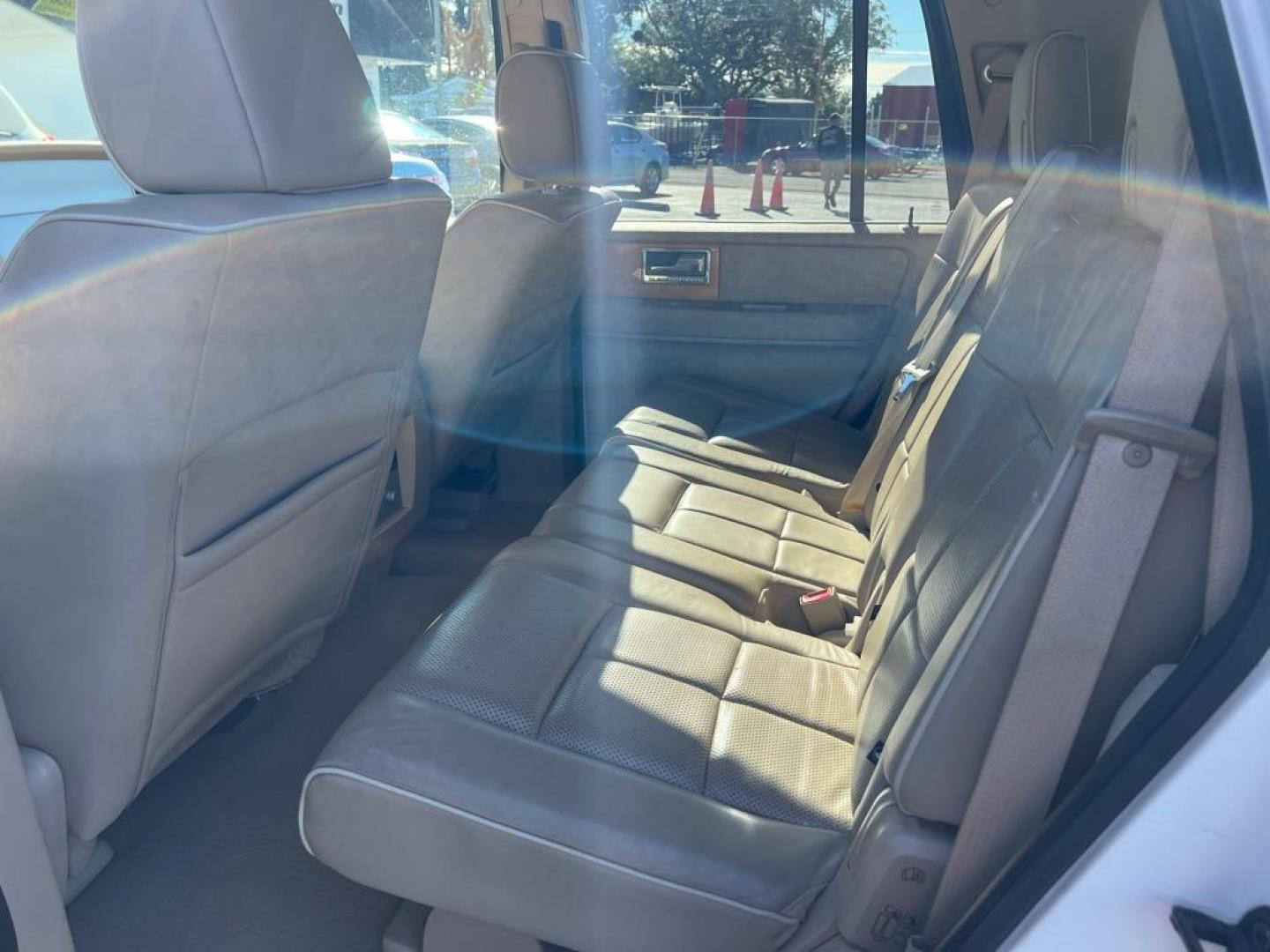 2007 WHITE LINCOLN NAVIGATOR (5LMFU275X7L) with an 5.4L engine, Automatic transmission, located at 2929 9th St. West, Bradenton, 34205, (941) 242-2810, 27.473591, -82.570679 - Photo#14