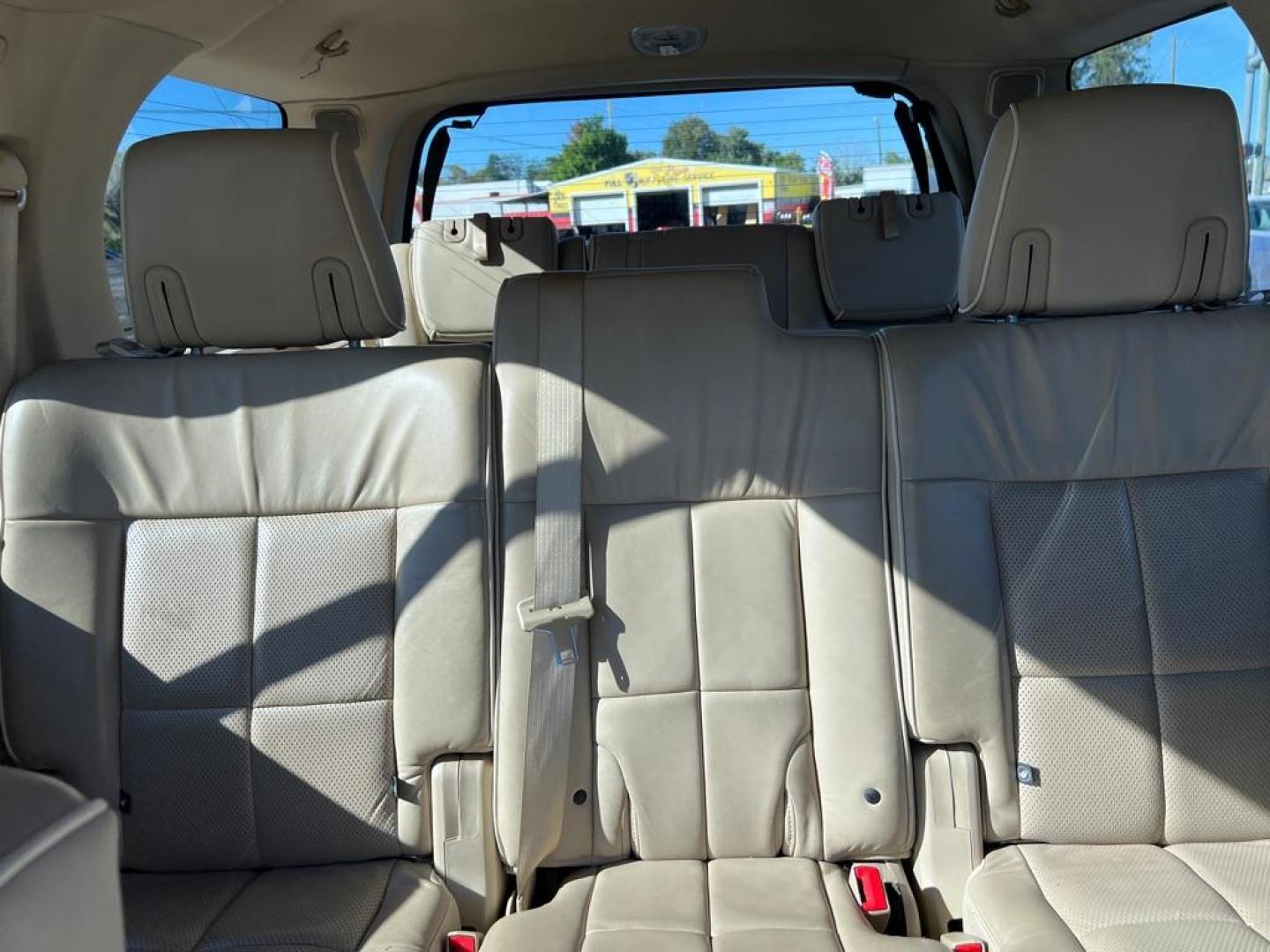 2007 WHITE LINCOLN NAVIGATOR (5LMFU275X7L) with an 5.4L engine, Automatic transmission, located at 2929 9th St. West, Bradenton, 34205, (941) 242-2810, 27.473591, -82.570679 - Photo#15