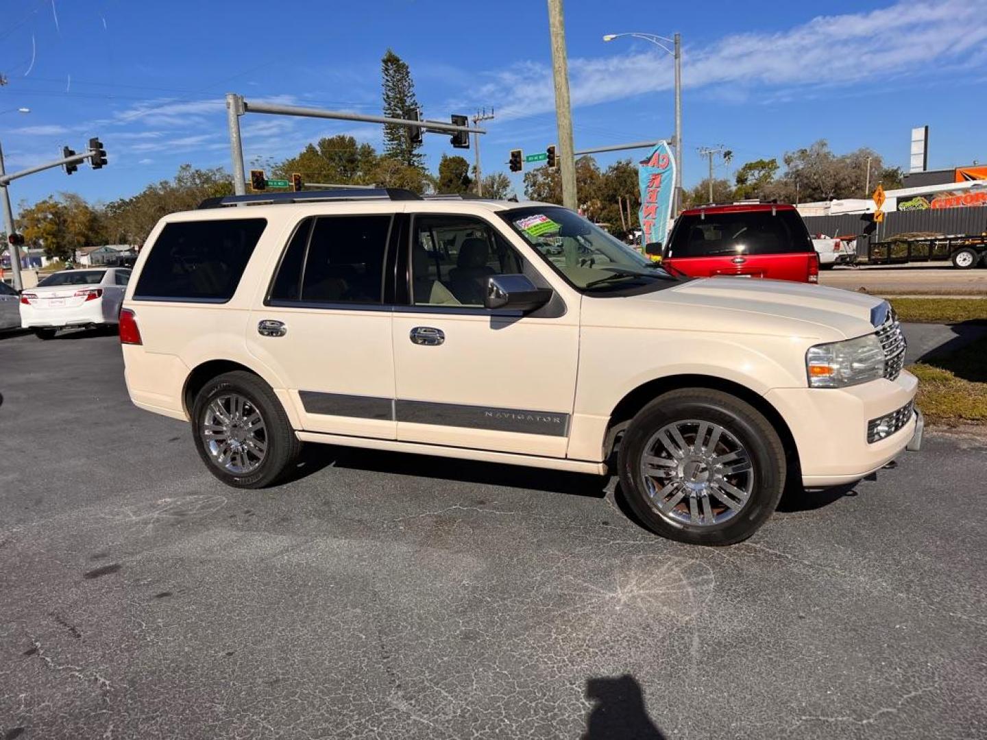 2007 WHITE LINCOLN NAVIGATOR (5LMFU275X7L) with an 5.4L engine, Automatic transmission, located at 2929 9th St. West, Bradenton, 34205, (941) 242-2810, 27.473591, -82.570679 - Photo#2