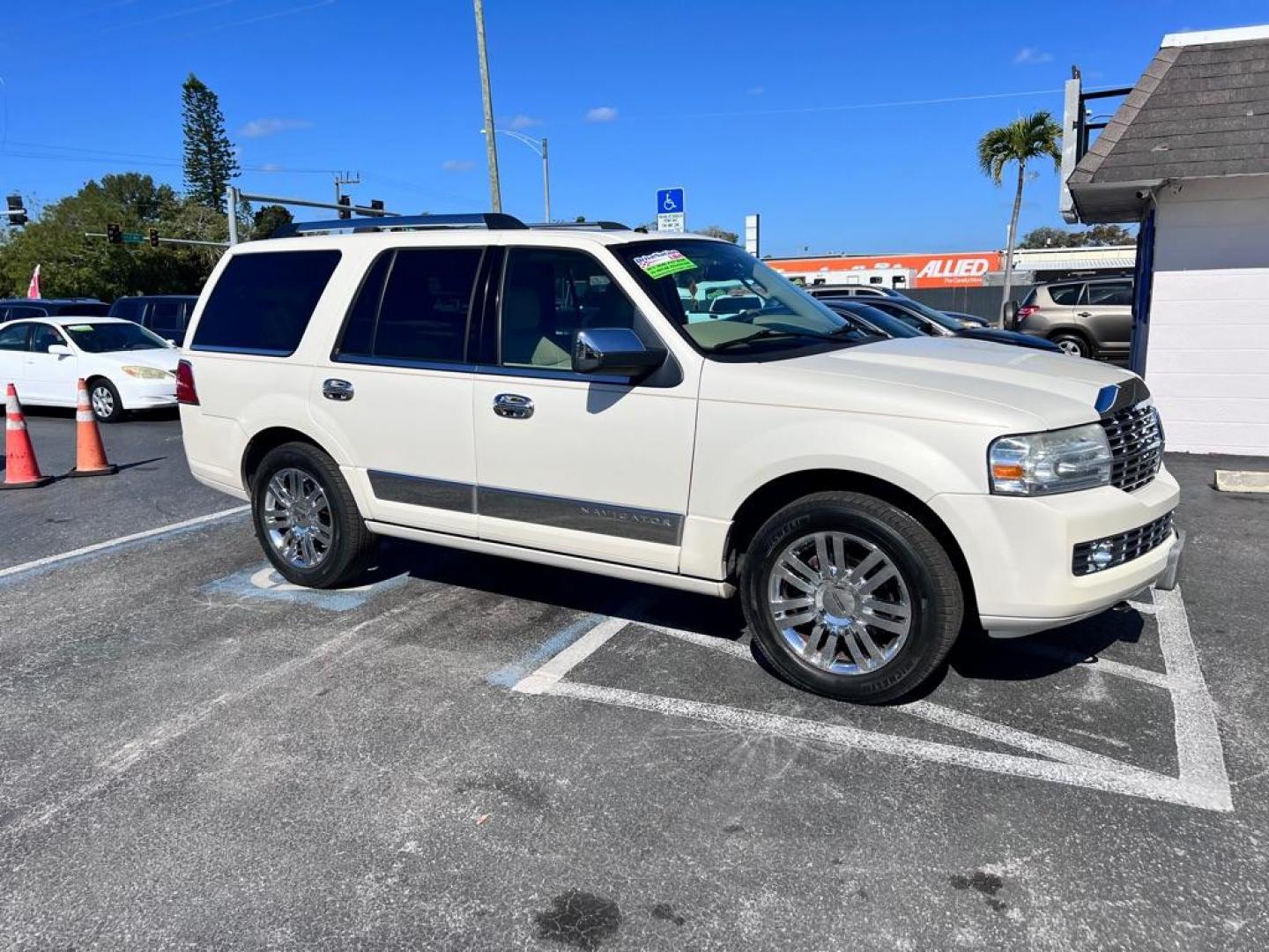 2007 WHITE LINCOLN NAVIGATOR (5LMFU275X7L) with an 5.4L engine, Automatic transmission, located at 2929 9th St. West, Bradenton, 34205, (941) 242-2810, 27.473591, -82.570679 - Photo#0