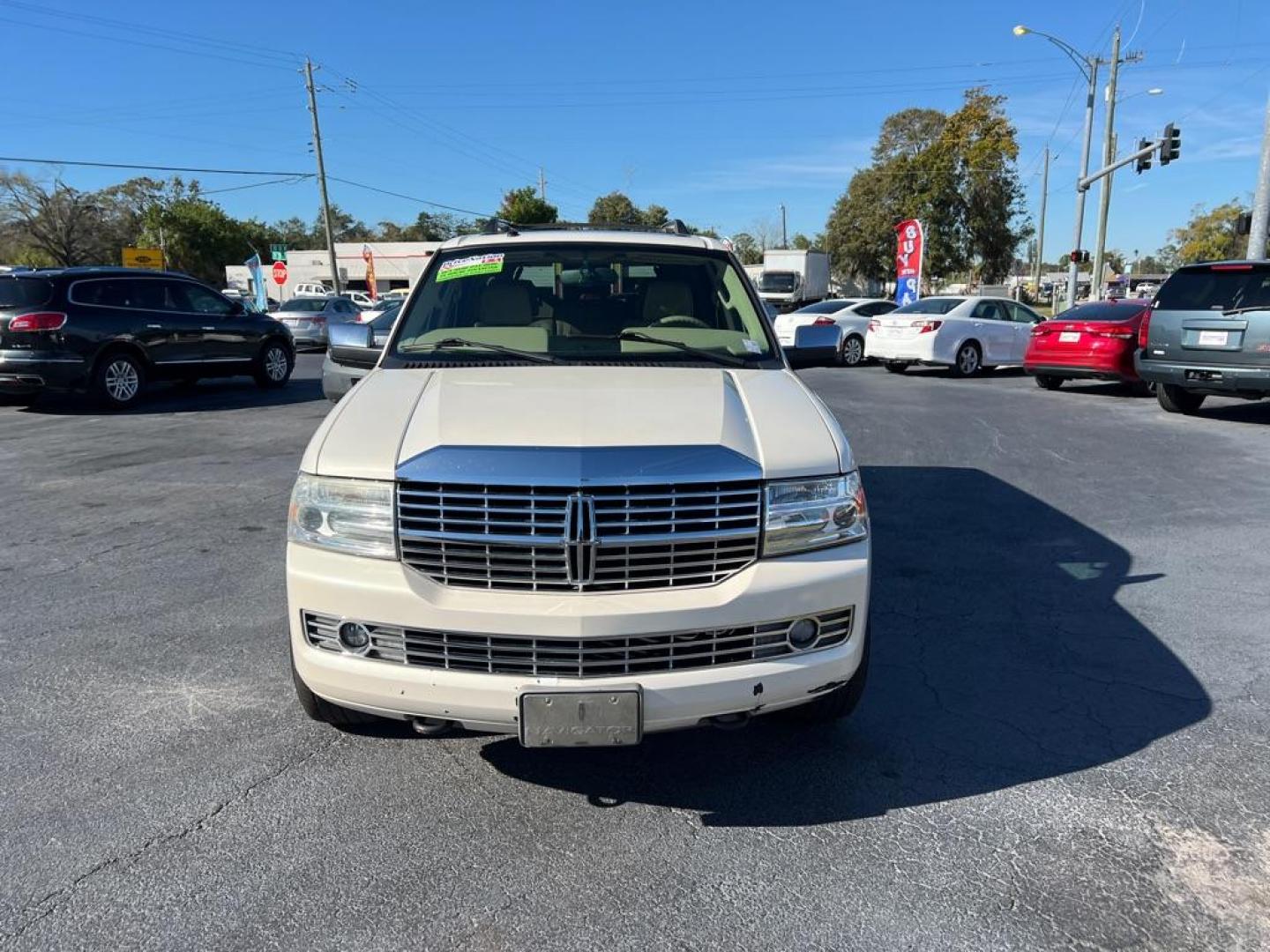 2007 WHITE LINCOLN NAVIGATOR (5LMFU275X7L) with an 5.4L engine, Automatic transmission, located at 2929 9th St. West, Bradenton, 34205, (941) 242-2810, 27.473591, -82.570679 - Photo#3