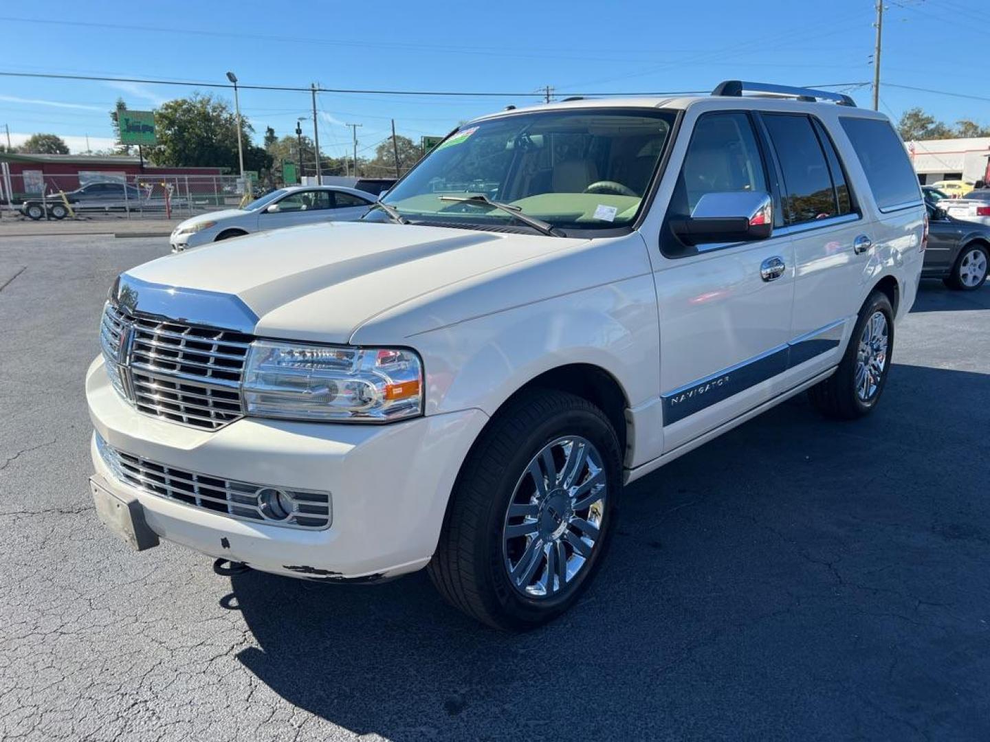 2007 WHITE LINCOLN NAVIGATOR (5LMFU275X7L) with an 5.4L engine, Automatic transmission, located at 2929 9th St. West, Bradenton, 34205, (941) 242-2810, 27.473591, -82.570679 - Photo#4